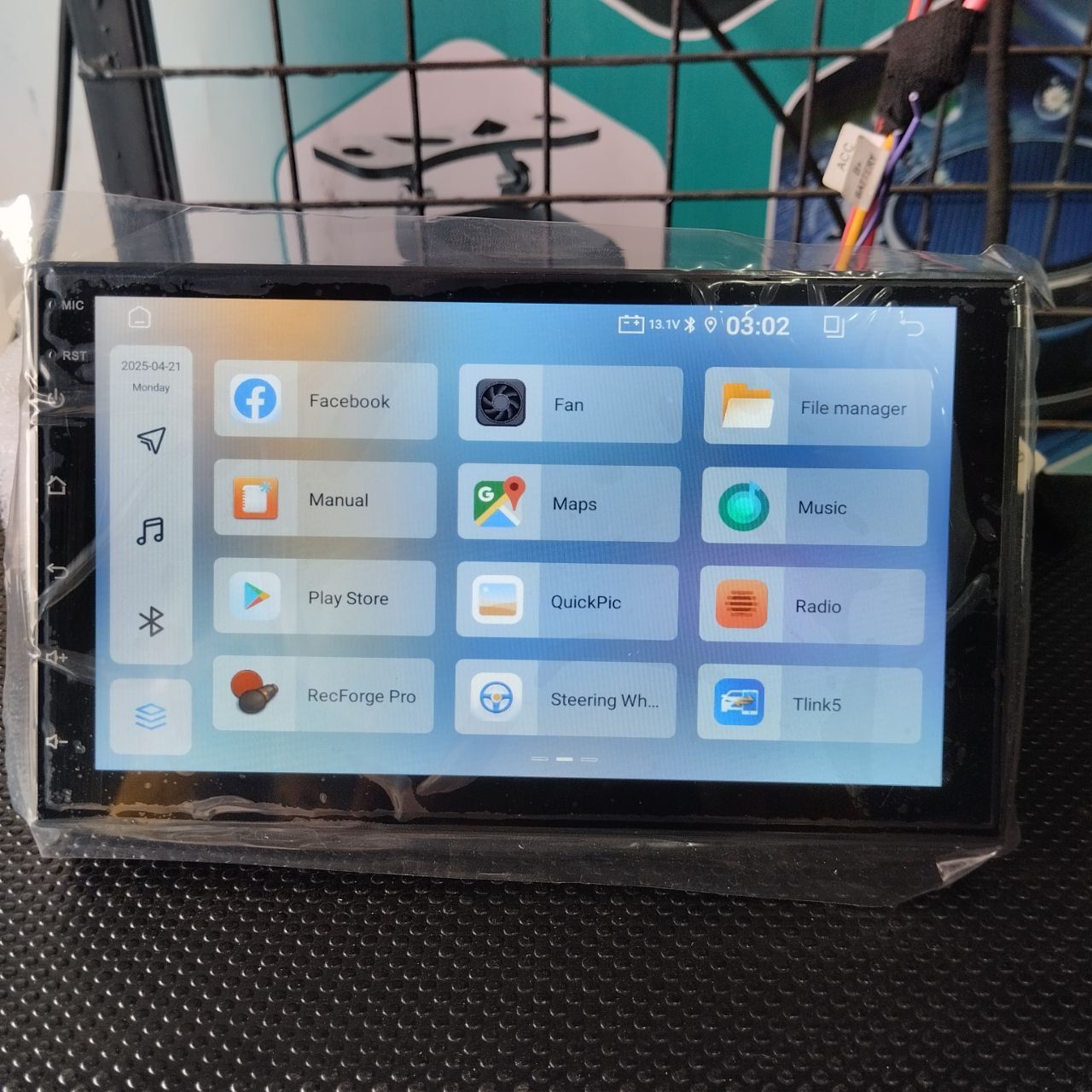 Universal 7 inch Car Android Radio Player 2GB RAM 32GB ROM Wireless Apple Carplay & Android Auto , Youtube, Maps , 2 USB ports ,wifi , FM/AM , Cooling Fan , Bluetooth , reverse Camera Support .