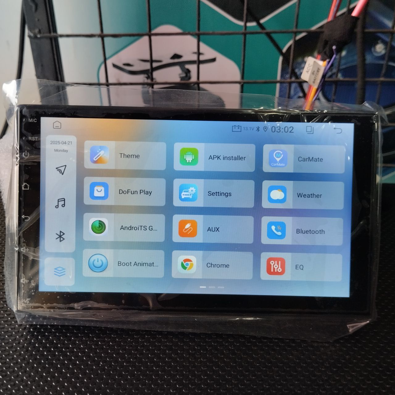 Universal 7 inch Car Android Radio Player 2GB RAM 32GB ROM Wireless Apple Carplay & Android Auto , Youtube, Maps , 2 USB ports ,wifi , FM/AM , Cooling Fan , Bluetooth , reverse Camera Support .