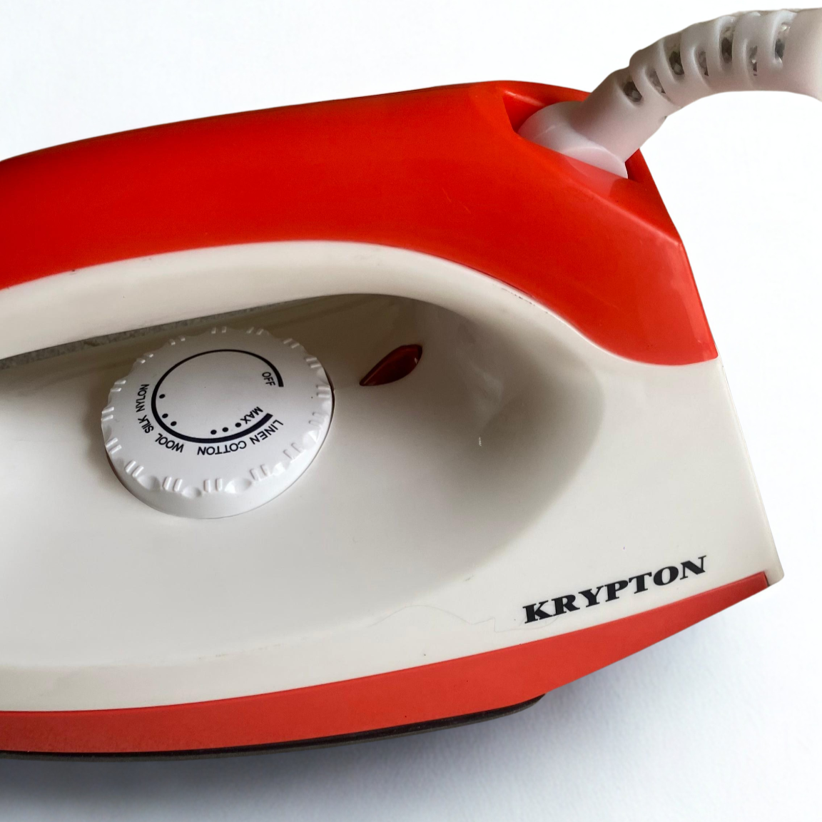 KRYPTON KNDI6001 Dry Iron Box is compact and energy efficent with power rated at 1200w. It has a beautiful design and pattern in red & white colors. Comes with non-stick coating to be easy on clothes