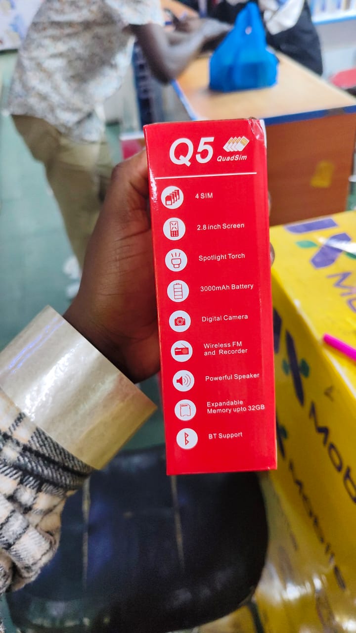 BONTEL Q5 2.8 Inch Big Screen Display, 3000mAh Big Battery, 4 SIM Cards, 32MB RAM, Big Torch, FM Radio, 2G Enabled, Phonebook 2000 Contacts - Feature Phones