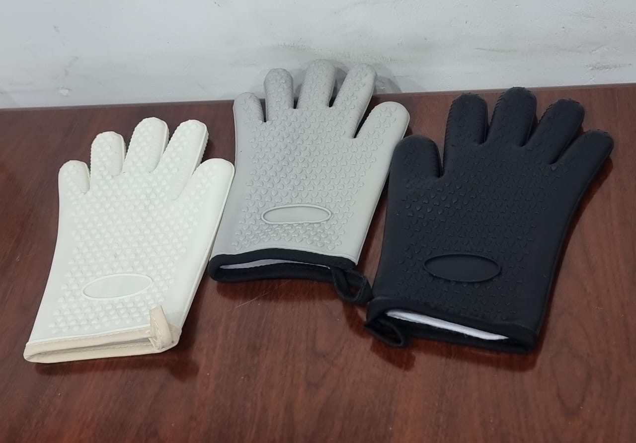 [ MAKES IT EASY AND SAVES COST 🤩🤩✨ !!! ] 1 Pair Brand New High Quality Stylish and Luxurious Home and Kitchen  Love minten single hand oven glove . Designed With Durability and Functionality ✨