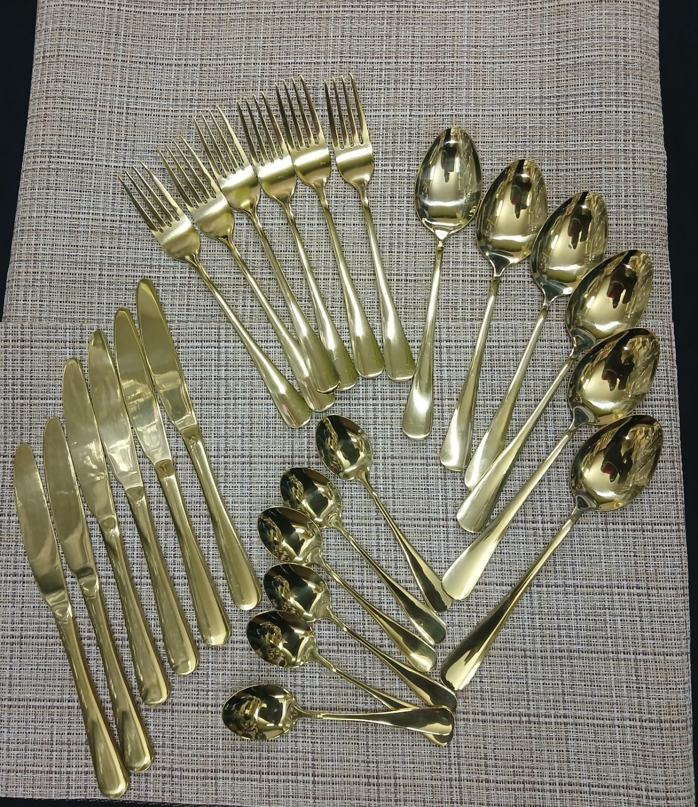 24Pcs High quality medium heavy kitchen Gold cutlery set....6pcs table spoons,6pcs butter knifes,6pcs tea spoons and 6pcs forks