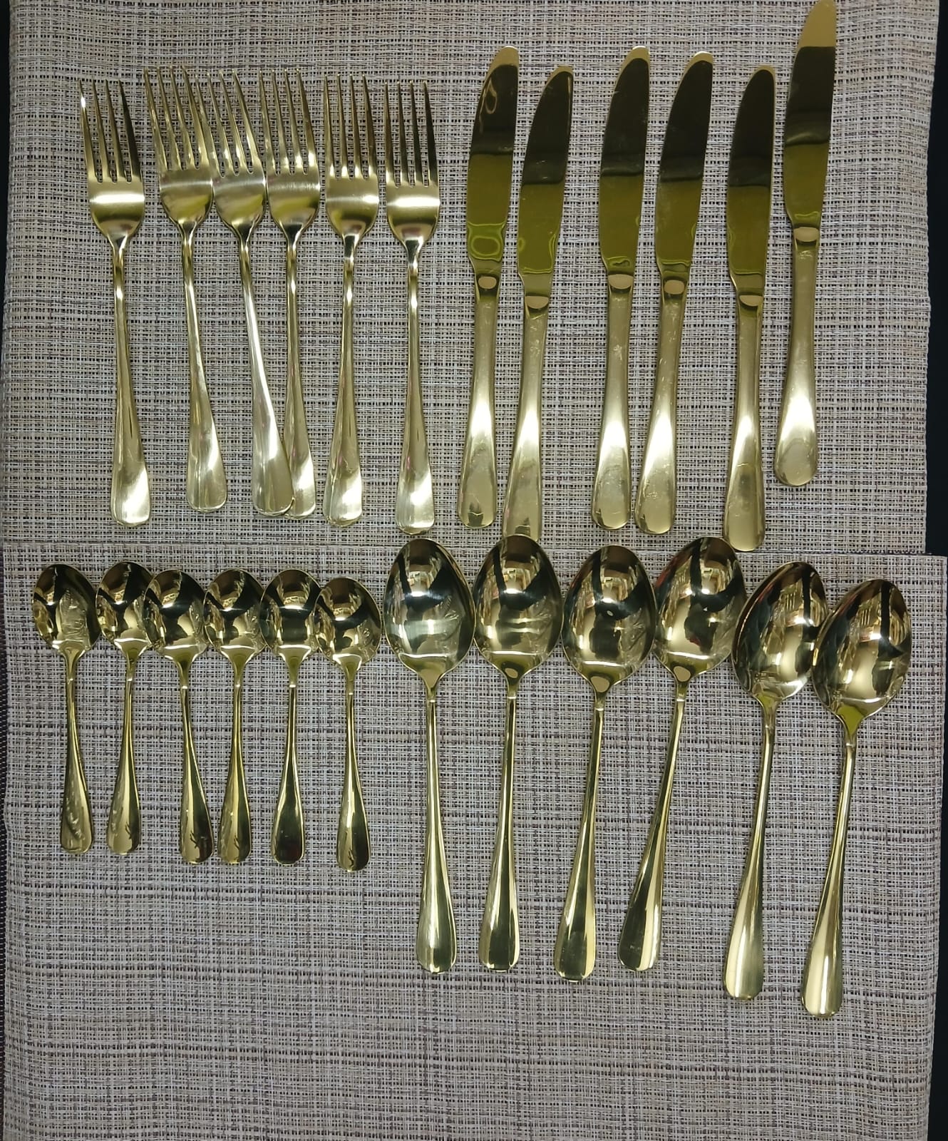 24Pcs High quality medium heavy kitchen Gold cutlery set....6pcs table spoons,6pcs butter knifes,6pcs tea spoons and 6pcs forks