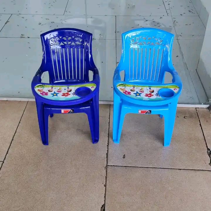 Plastic  kids/baby feeding chair....Designed for feeding babies...providing a sucure and comfortable seating solution.made of plastic likely for easy cleaning  and durability