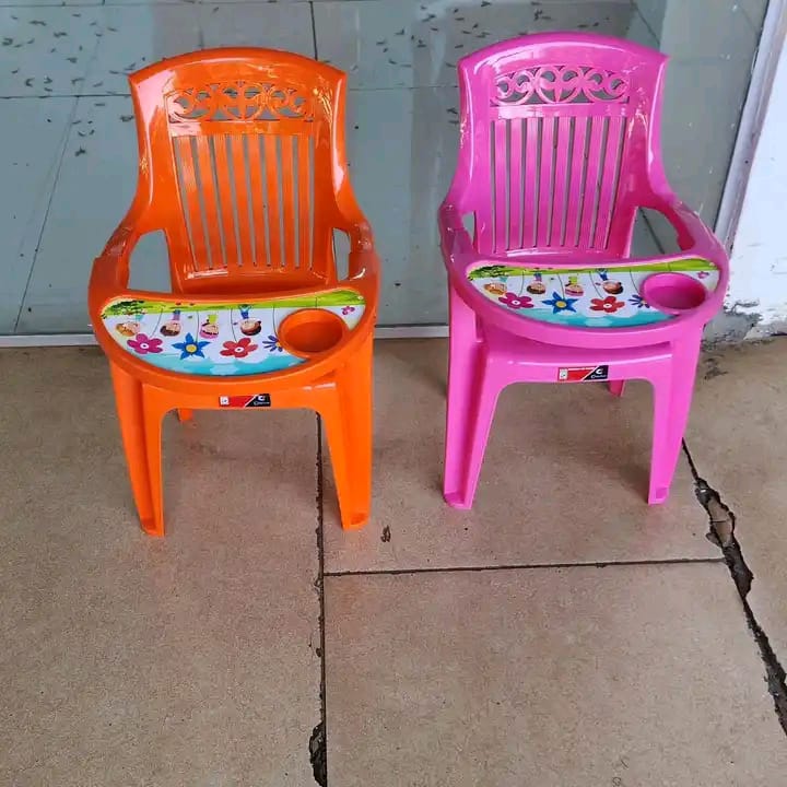Plastic  kids/baby feeding chair....Designed for feeding babies...providing a sucure and comfortable seating solution.made of plastic likely for easy cleaning  and durability