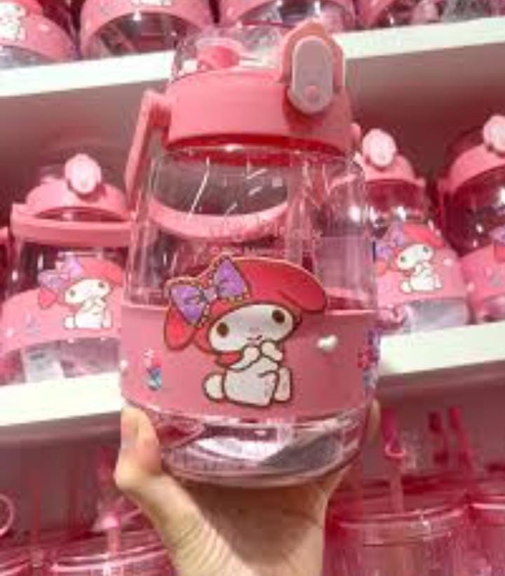 850 ML MELODY KID'S CARTOON WATER BOTTLE WITH STRAW - Featuring a cute cartoon bear motif for added appeal, Innovative Straw and Pop-Up Lid Convenient Handheld and shoulder strap design .