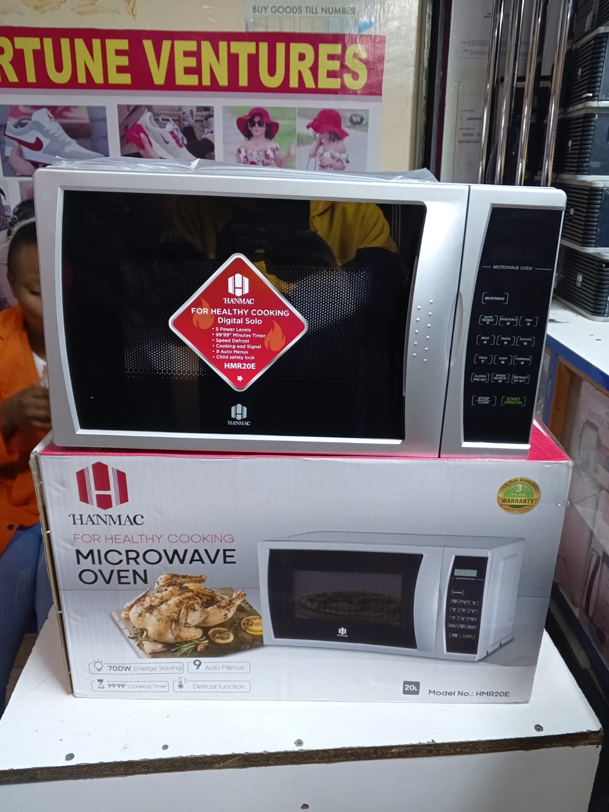 Hanmac 20L (HMR20E) Digital Microwave Oven - 11 adjustable power settings, Speed Defrost, Child Lock, 9 Pre-set Menus, Speed Cooking Function, Robust Glass Turntable .