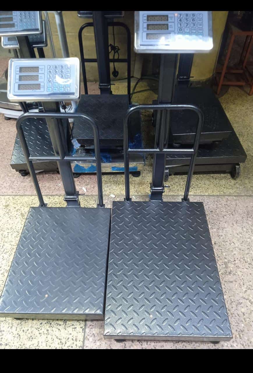 300KG Heavy Duty Digital Electronic Computing Platform Scale With Guard -Accurate and Precise, Store and recall up to 7 unit prices with ease, User-Friendly Control Panel.
