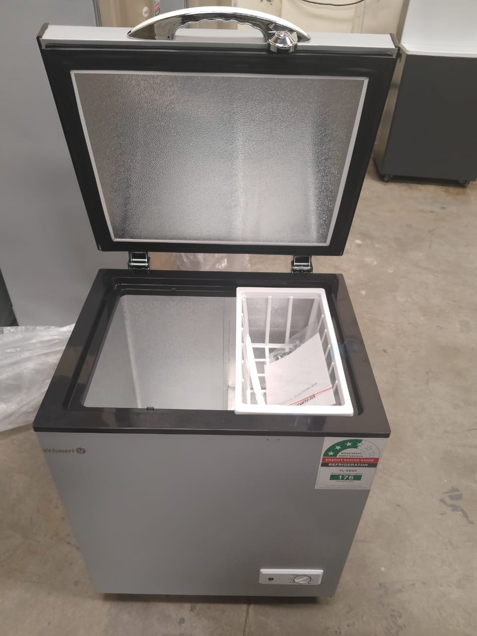 VOLSMART 60 L CAPACITY CHEST FREEZER -  Directly cooling
High efficient compressor, Low noise, low energy consumption, Door Lock and Keys, High density foaming layer .