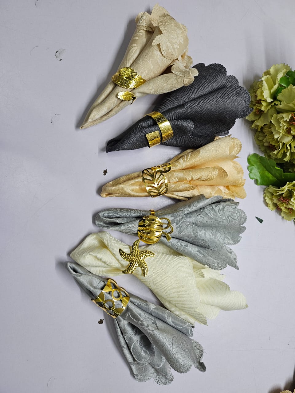 Classy Napkin & golden or silver rings