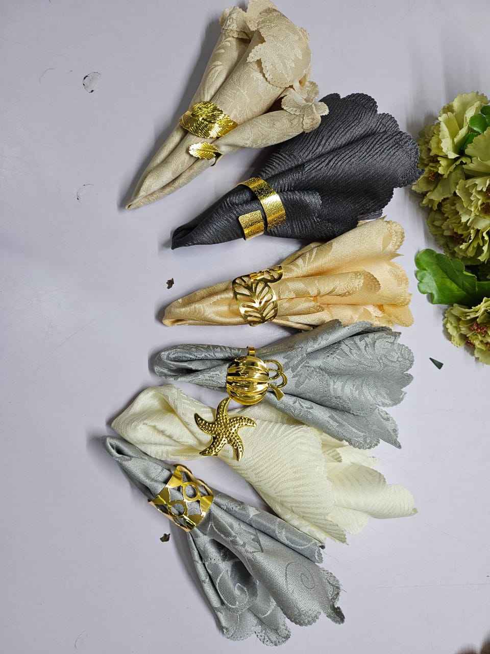 Classy Napkin & golden or silver rings