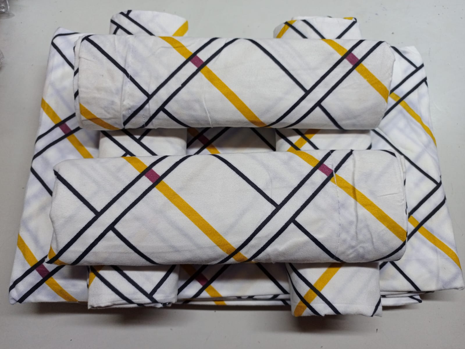 6pc set bedsheets 6*7 (2 Bed sheets, 4 pillow cases)