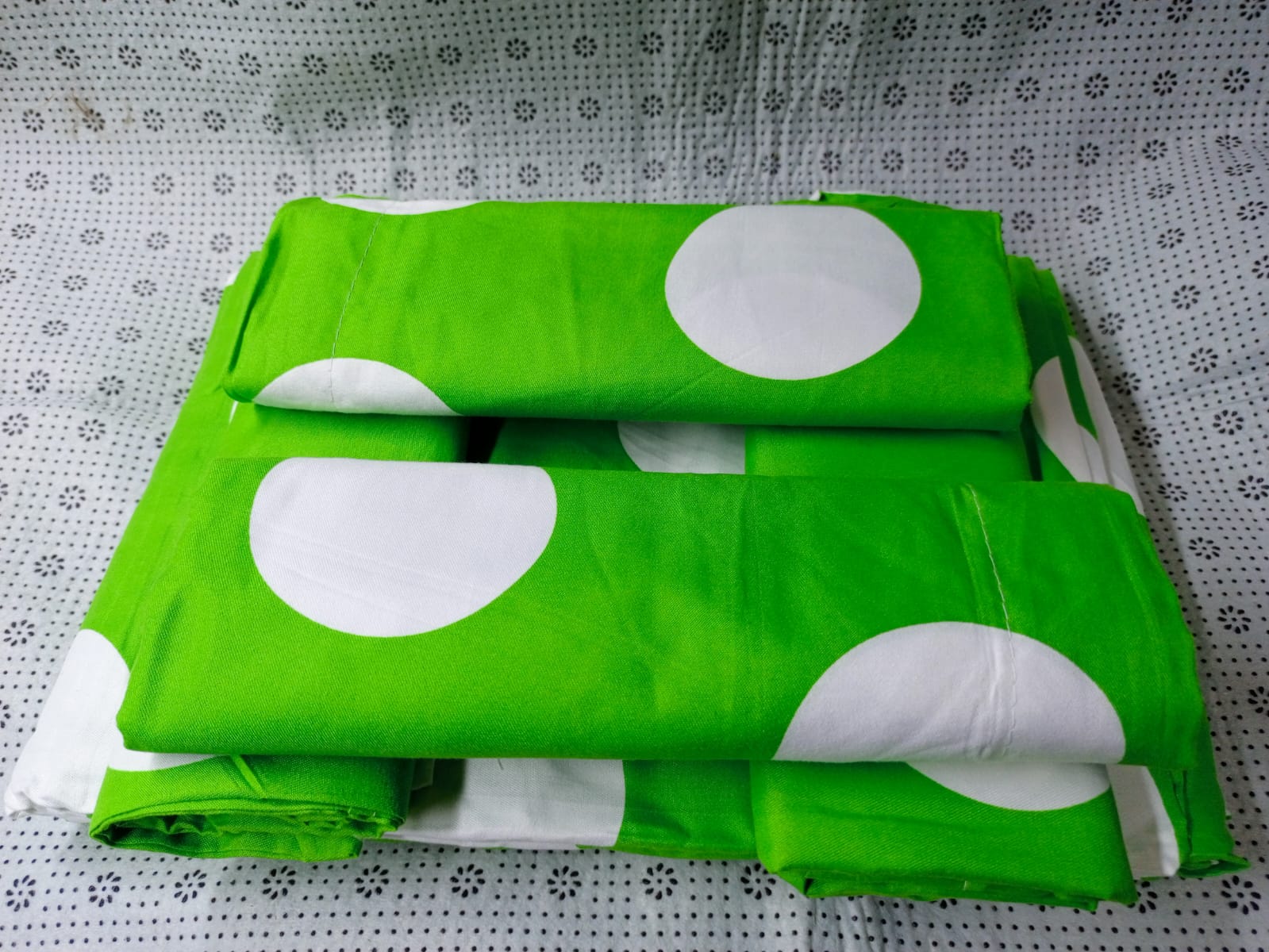 6pc set bedsheets 6*7 (2 Bed sheets, 4 pillow cases)