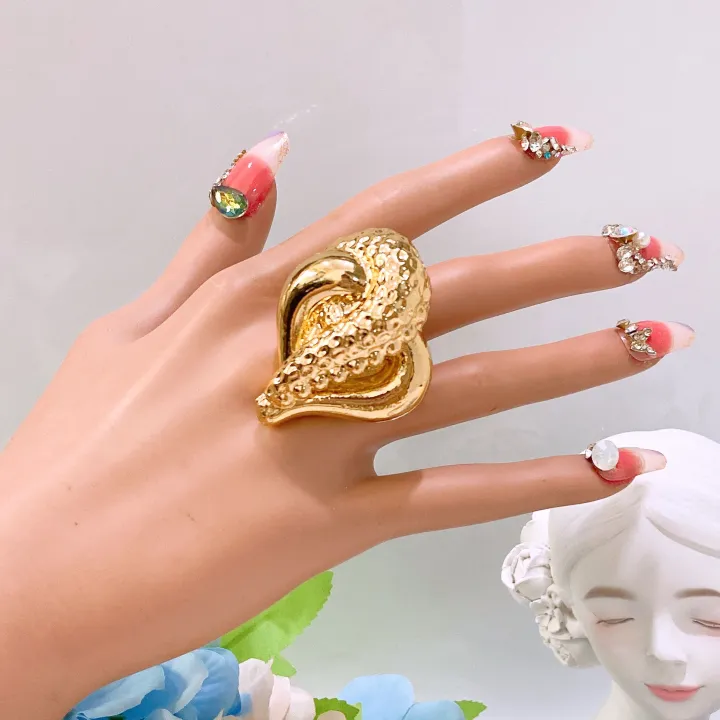New exaggerated wedding party big ring, hollow and lightweight gold-plated ring, women's party gold-plated ring as a gift to give to friends beautiful love rings