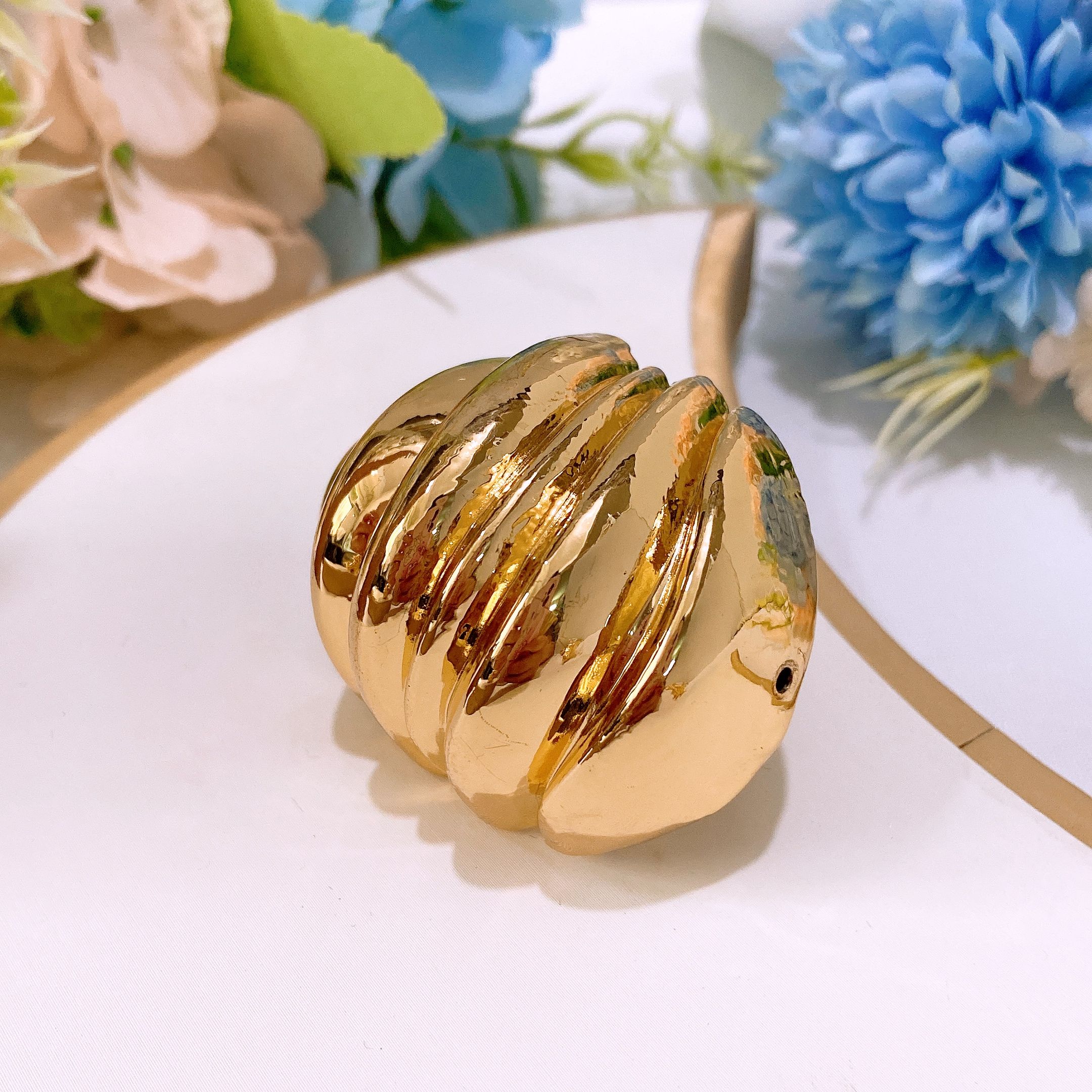 New exaggerated wedding party big ring, hollow and lightweight gold-plated ring, women's party gold-plated ring as a gift to give to friends beautiful love rings