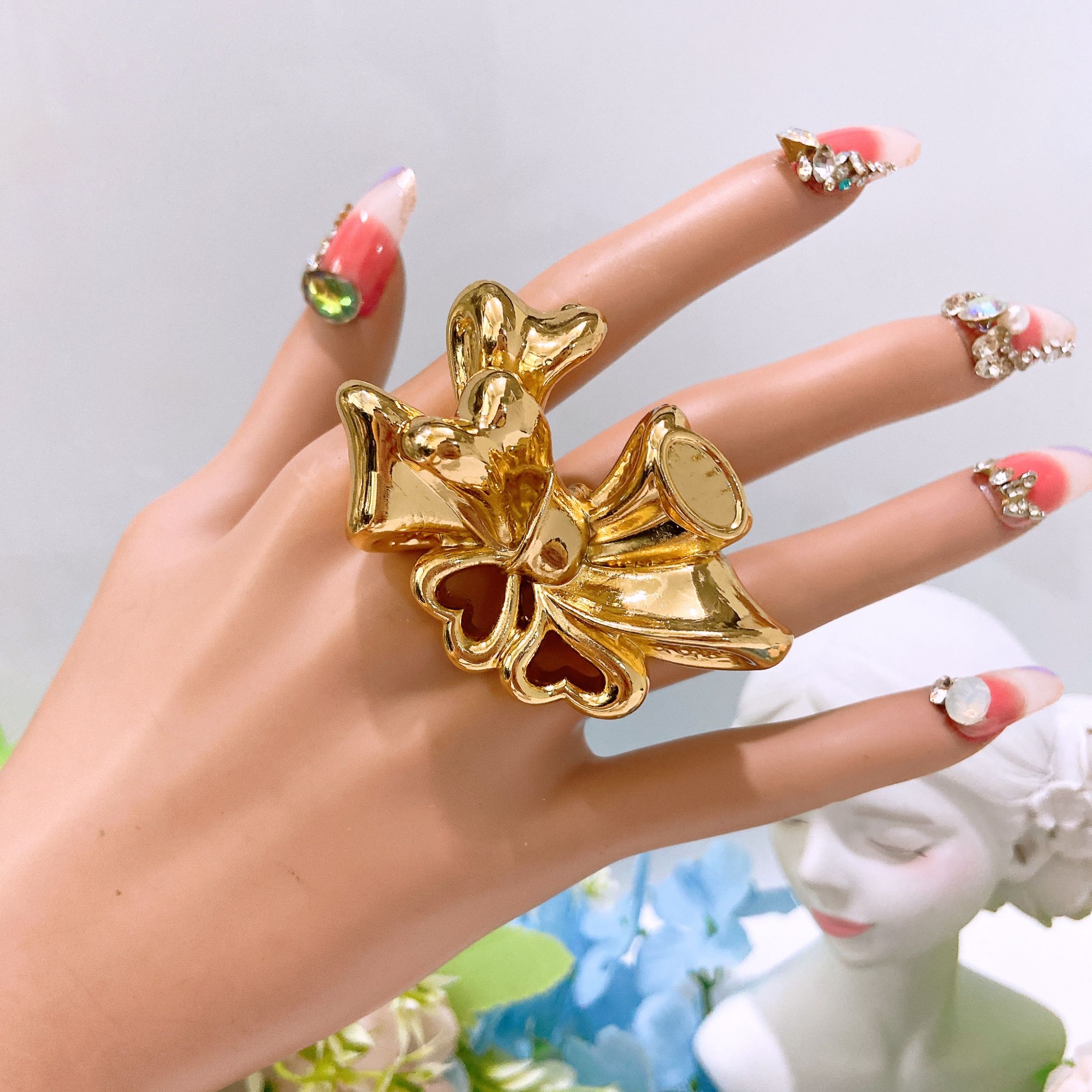 New exaggerated wedding party big ring, hollow and lightweight gold-plated ring, women's party gold-plated ring as a gift to give to friends beautiful love rings