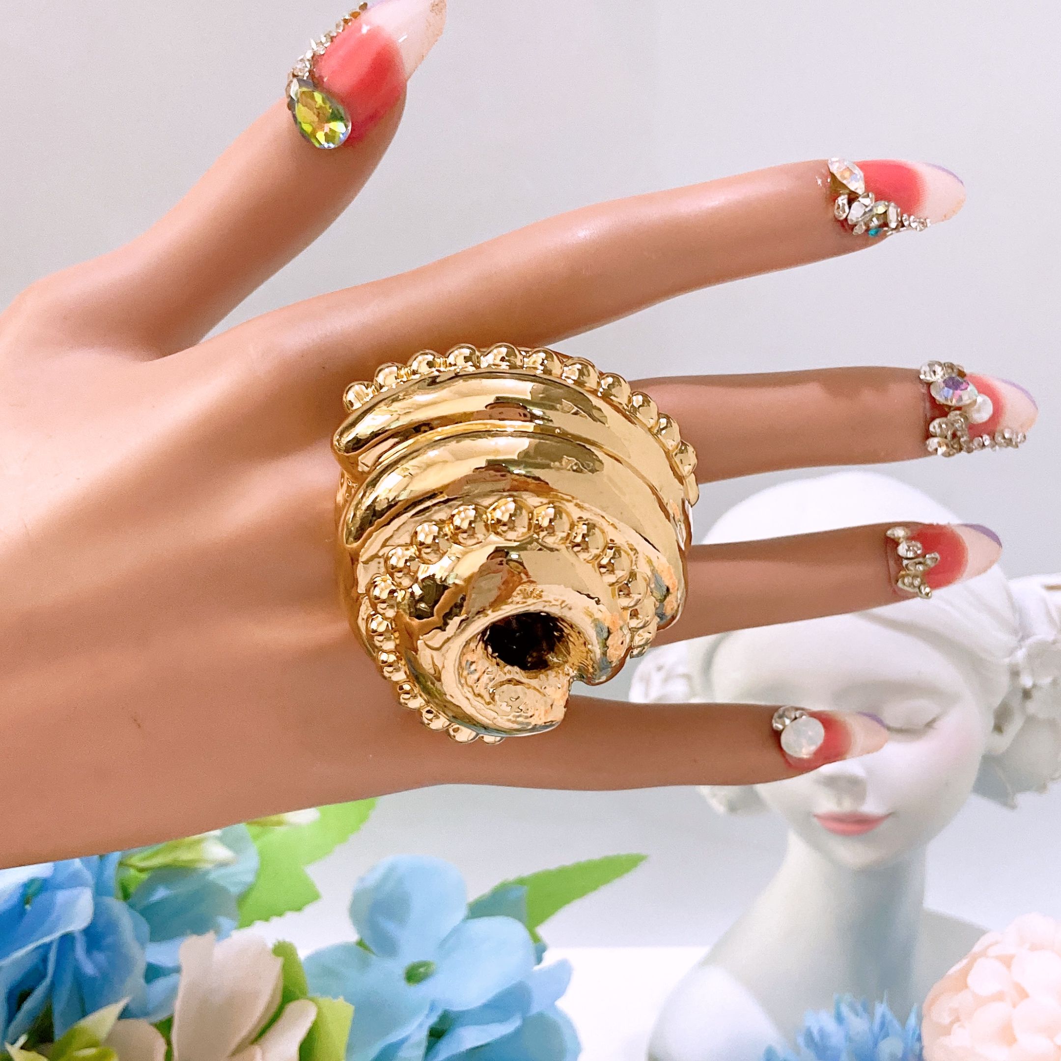 New exaggerated wedding party big ring, hollow and lightweight gold-plated ring, women's party gold-plated ring as a gift to give to friends beautiful love rings