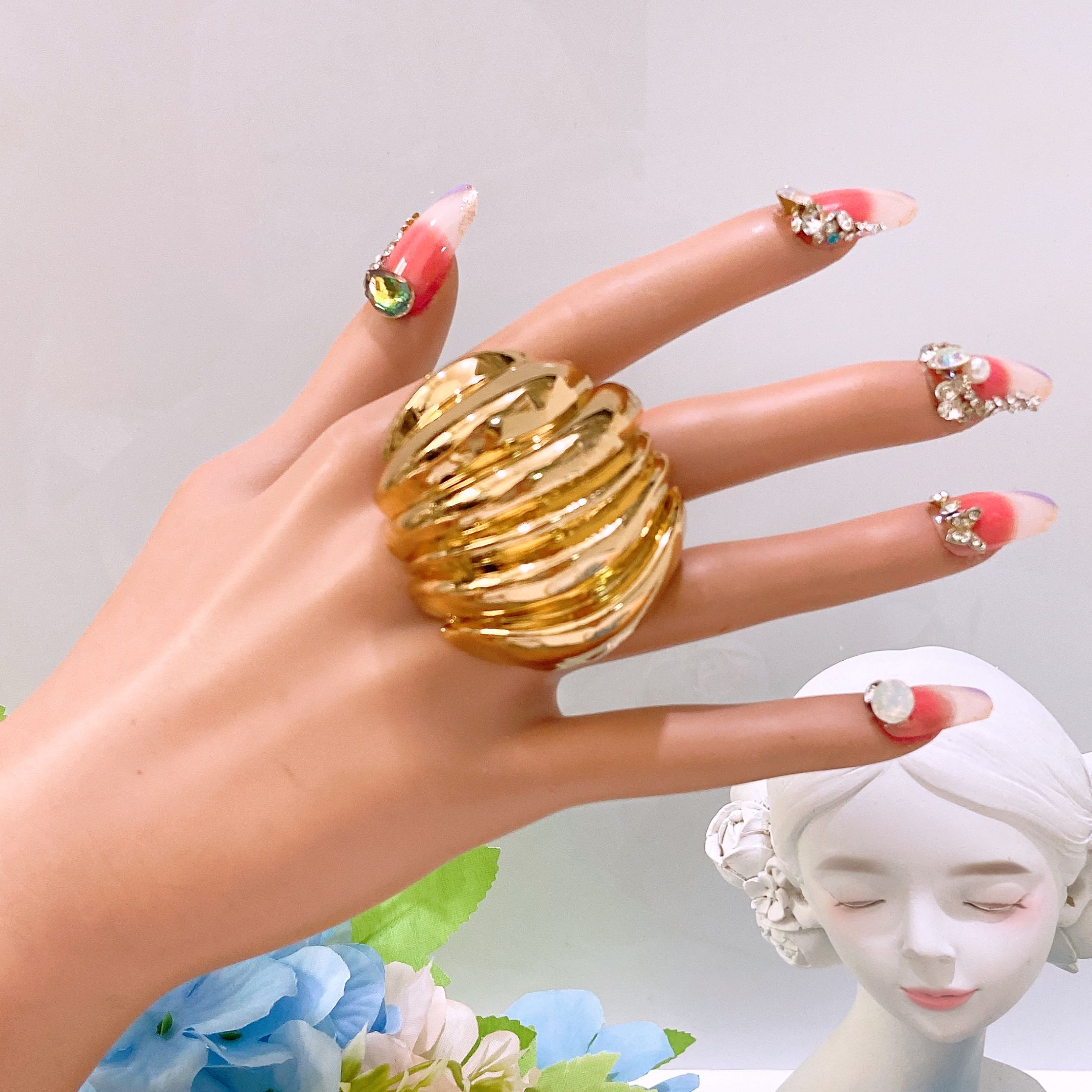 New exaggerated wedding party big ring, hollow and lightweight gold-plated ring, women's party gold-plated ring as a gift to give to friends beautiful love rings