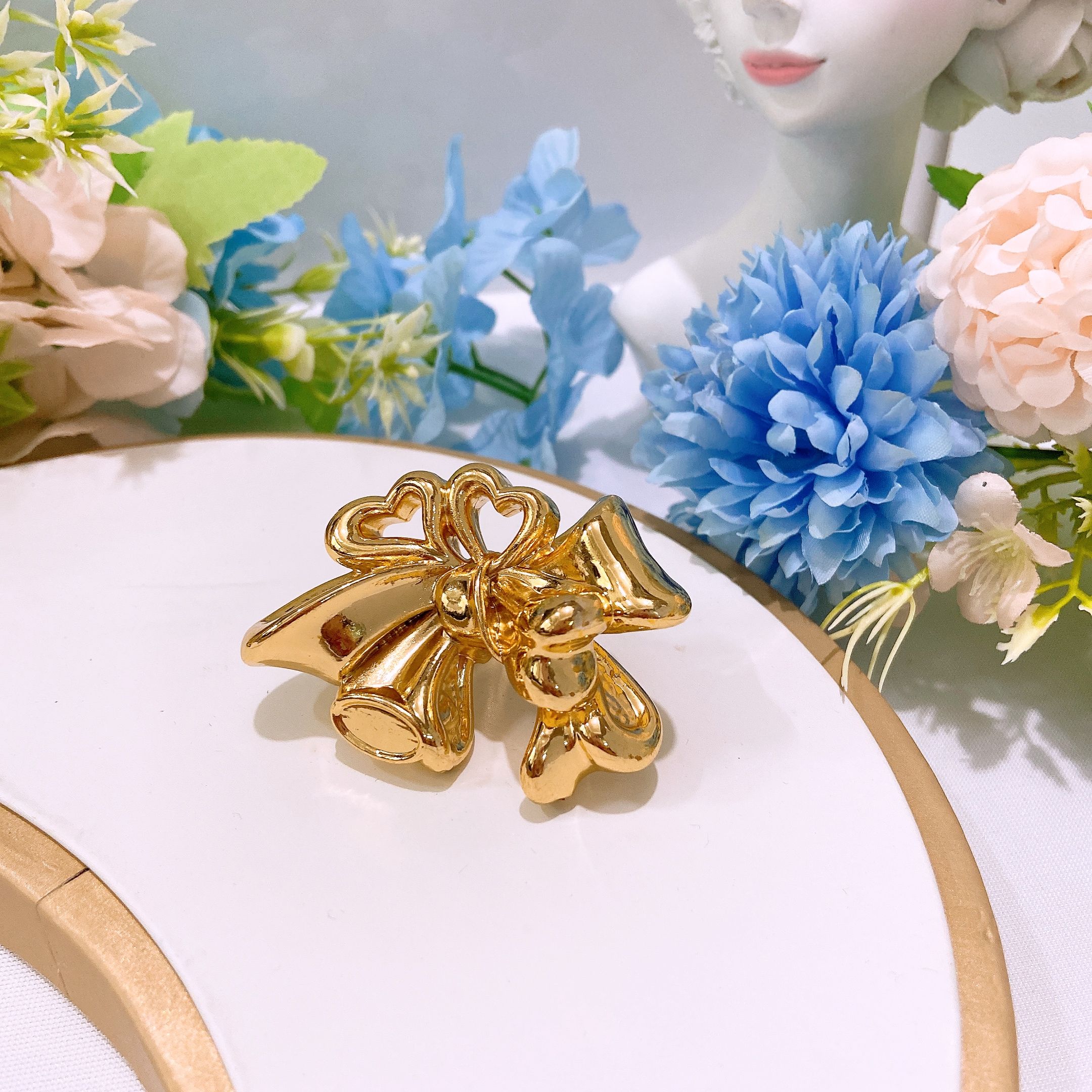 New exaggerated wedding party big ring, hollow and lightweight gold-plated ring, women's party gold-plated ring as a gift to give to friends beautiful love rings