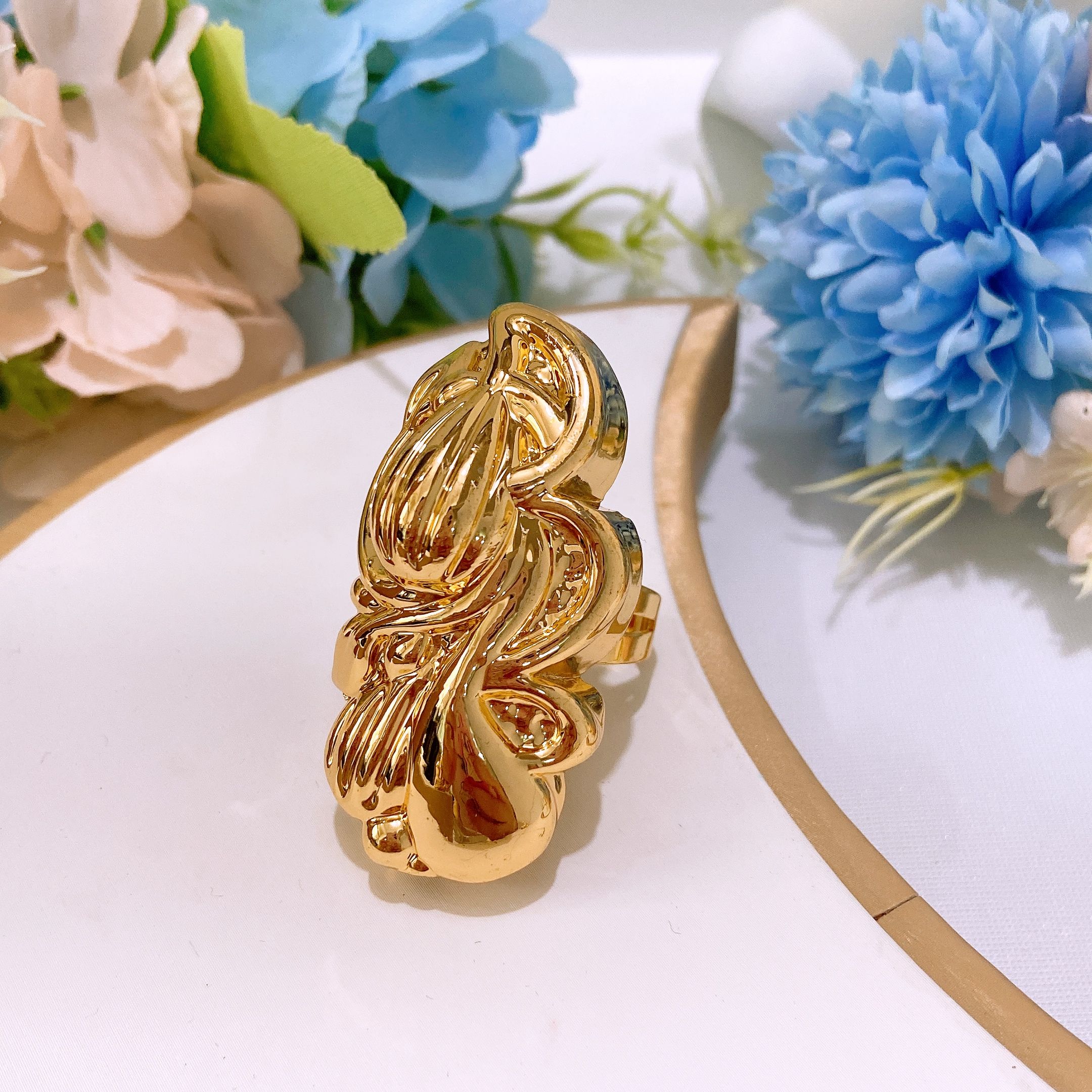 New exaggerated wedding party big ring, hollow and lightweight gold-plated ring, women's party gold-plated ring as a gift to give to friends beautiful love rings
