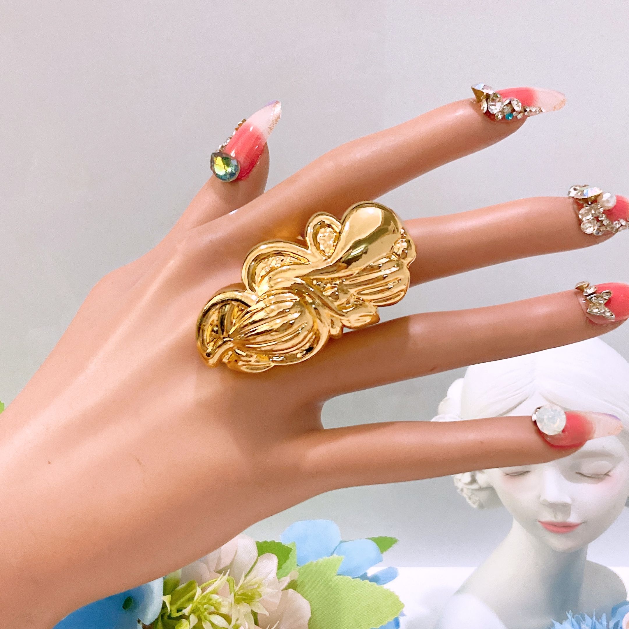 New exaggerated wedding party big ring, hollow and lightweight gold-plated ring, women's party gold-plated ring as a gift to give to friends beautiful love rings