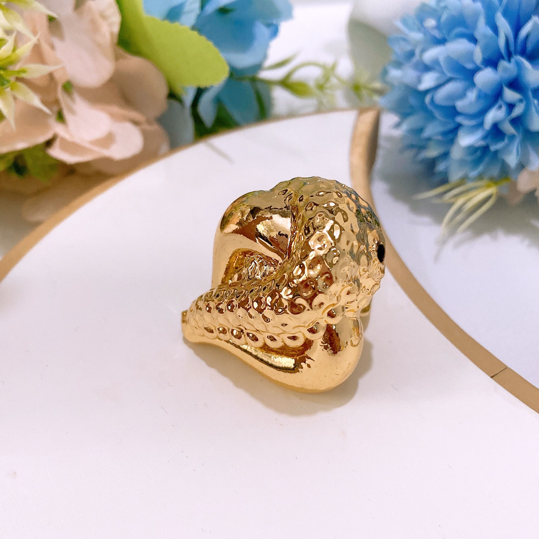 New exaggerated wedding party big ring, hollow and lightweight gold-plated ring, women's party gold-plated ring as a gift to give to friends beautiful love rings