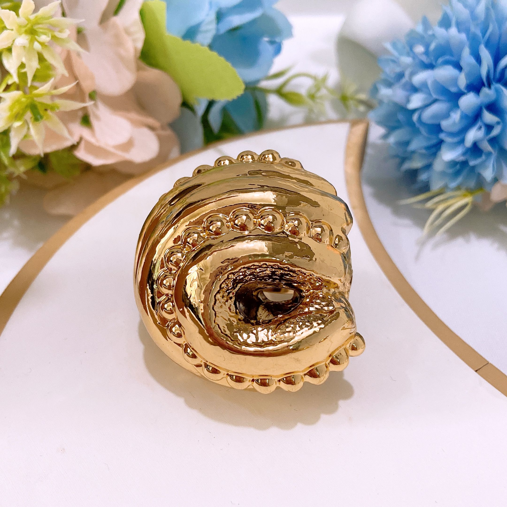 New exaggerated wedding party big ring, hollow and lightweight gold-plated ring, women's party gold-plated ring as a gift to give to friends beautiful love rings