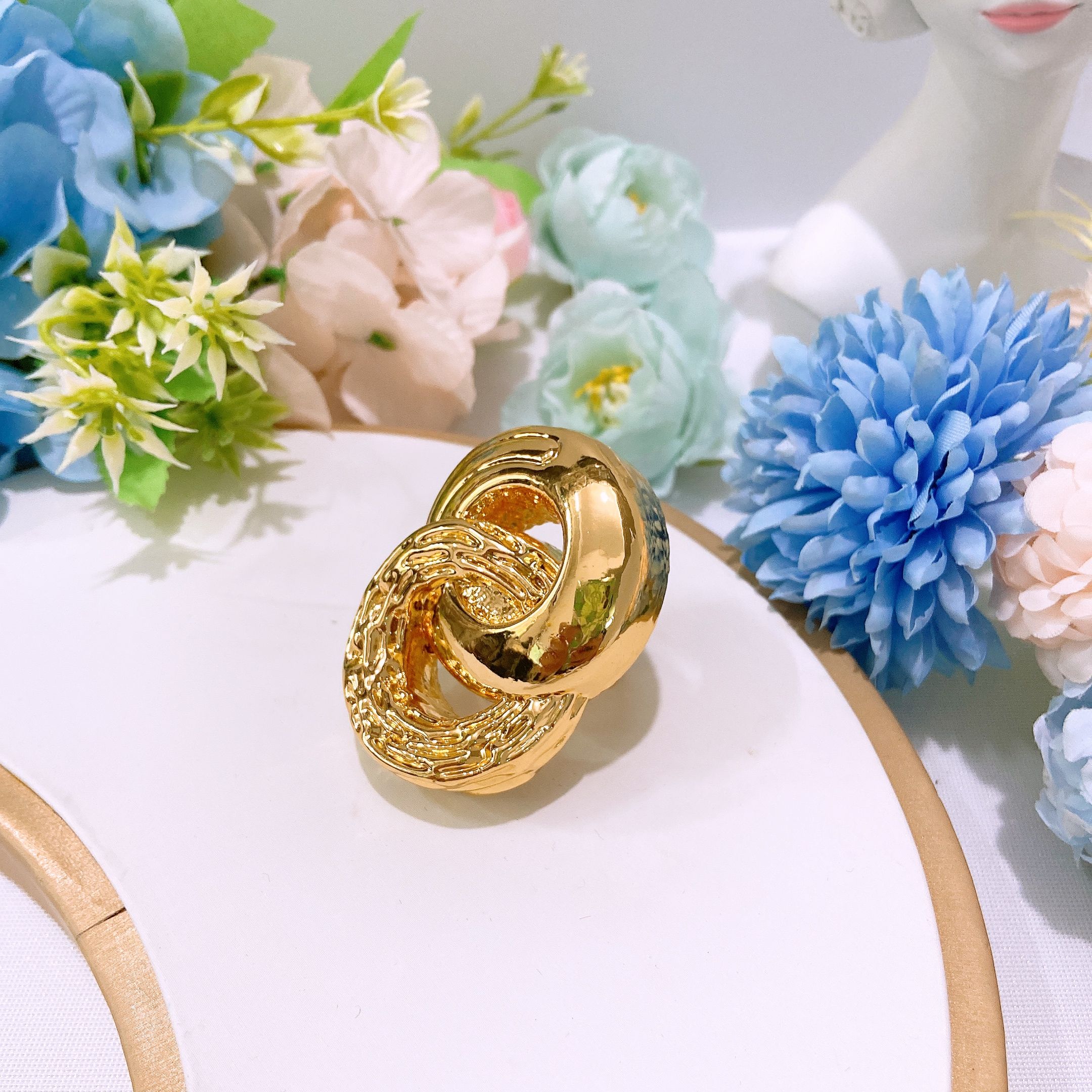 Exaggerated hollow gold light ring, unique irregular oversized ring, ladies' open gold adjustable ring, wedding party jewelry, fashionable jewelry, punk party jewelry, innovative craftsmanship