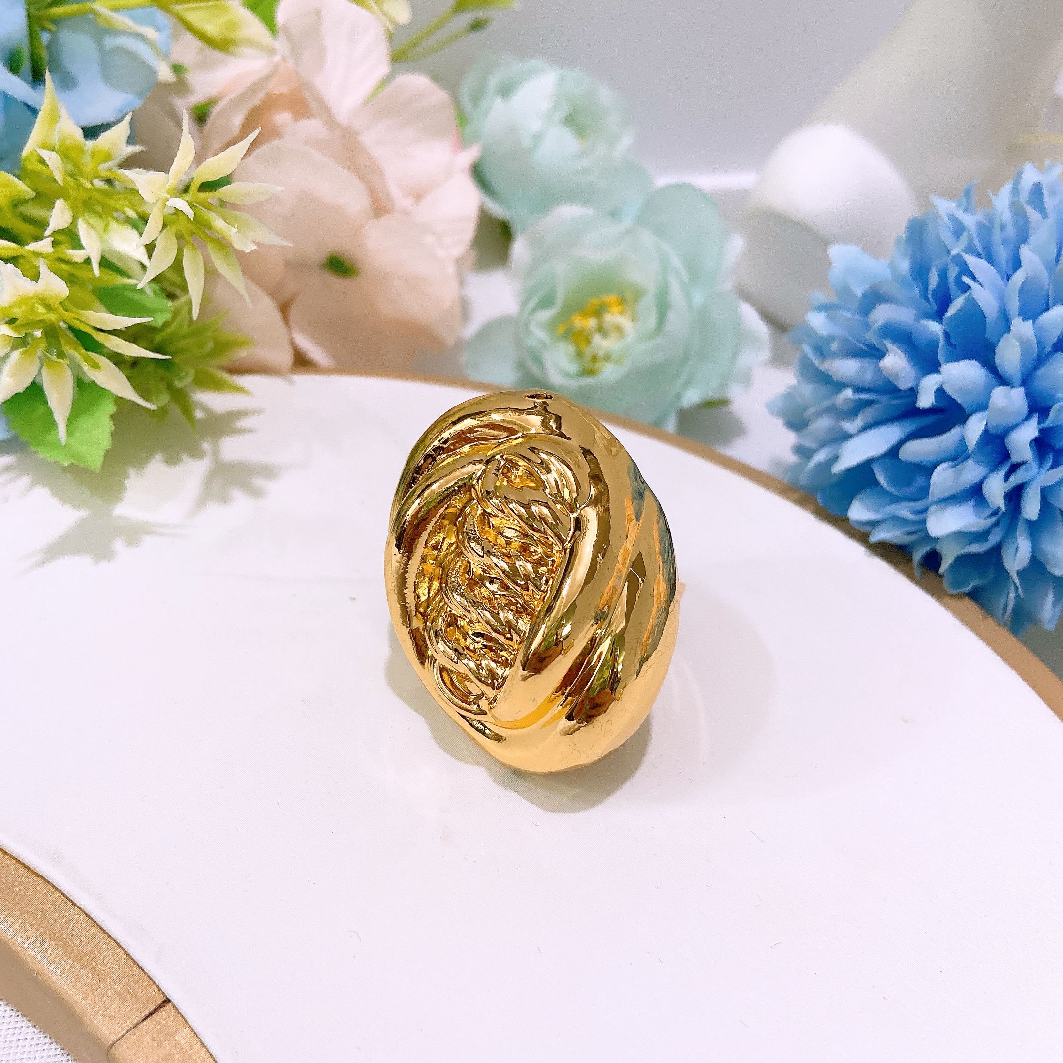 Exaggerated hollow gold light ring, unique irregular oversized ring, ladies' open gold adjustable ring, wedding party jewelry, fashionable jewelry, punk party jewelry, innovative craftsmanship