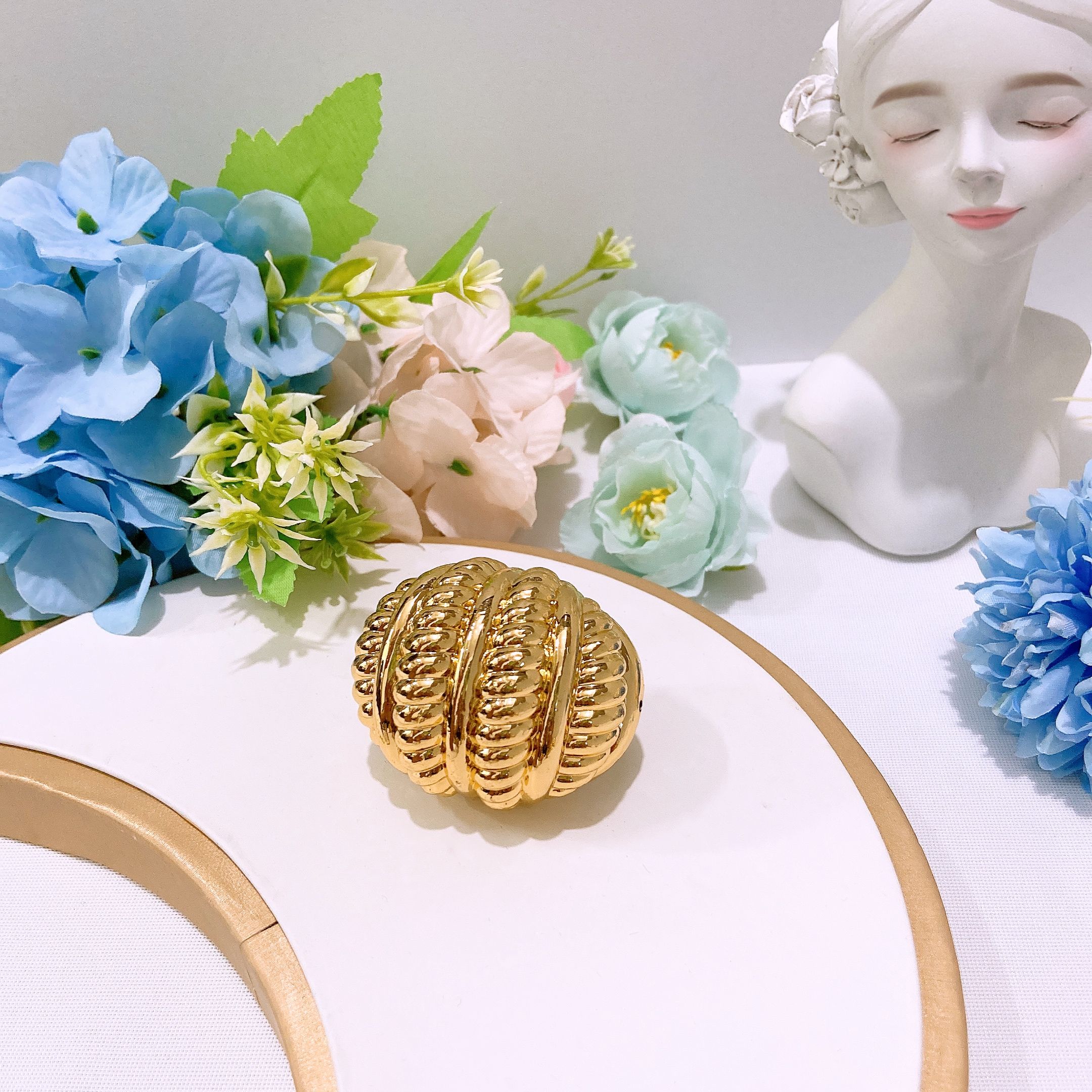 Exaggerated hollow gold light ring, unique irregular oversized ring, ladies' open gold adjustable ring, wedding party jewelry, fashionable jewelry, punk party jewelry, innovative craftsmanship