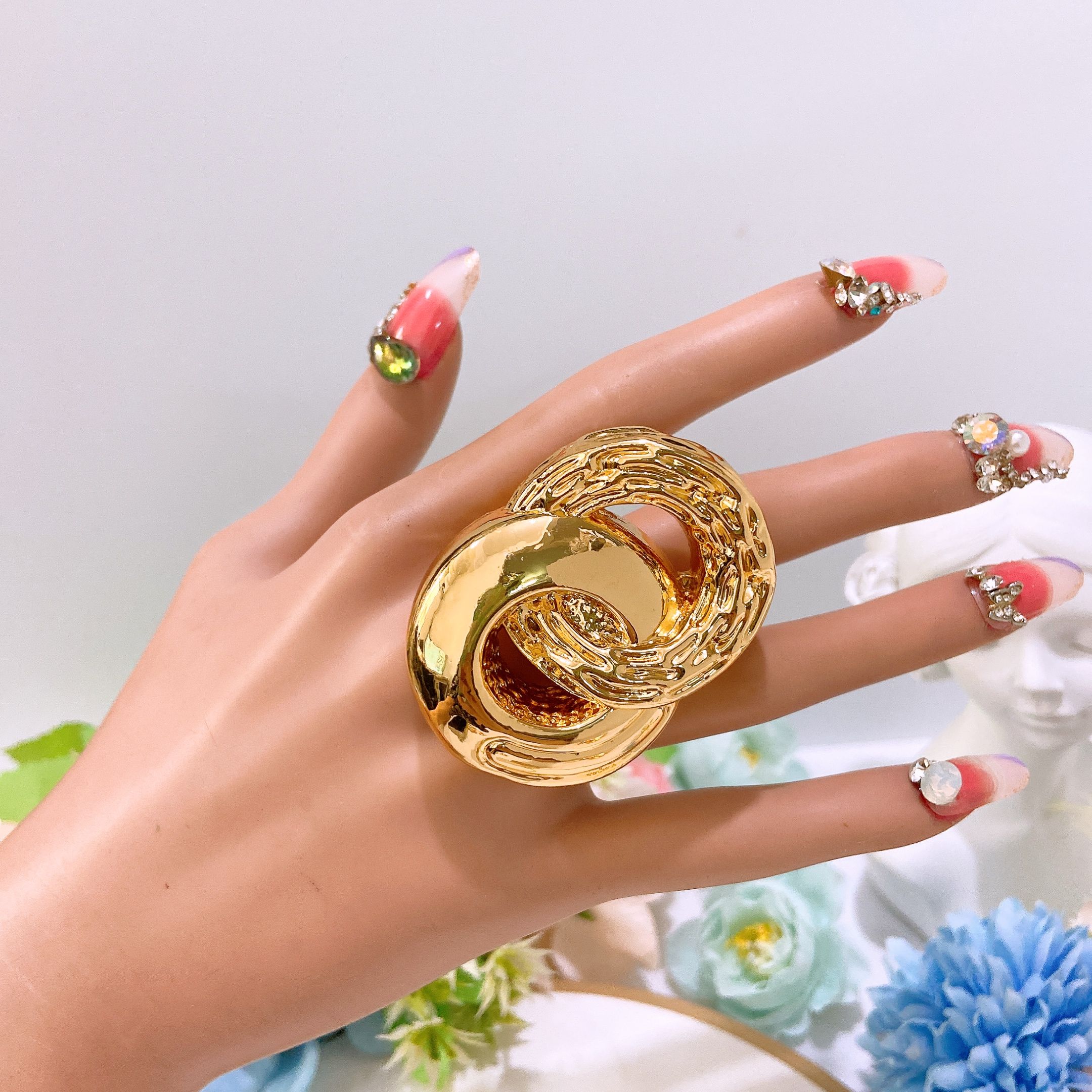 Exaggerated hollow gold light ring, unique irregular oversized ring, ladies' open gold adjustable ring, wedding party jewelry, fashionable jewelry, punk party jewelry, innovative craftsmanship