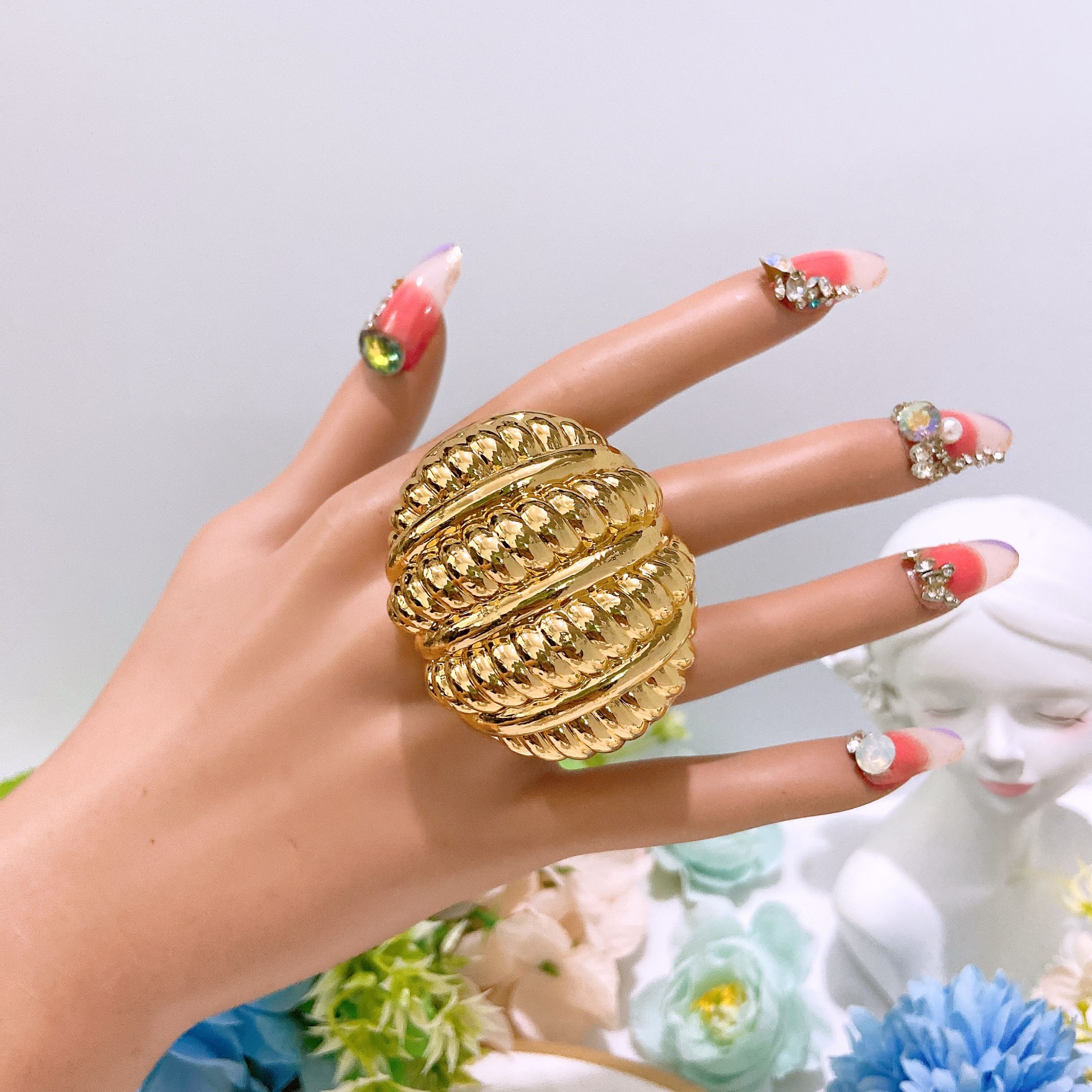 Exaggerated hollow gold light ring, unique irregular oversized ring, ladies' open gold adjustable ring, wedding party jewelry, fashionable jewelry, punk party jewelry, innovative craftsmanship