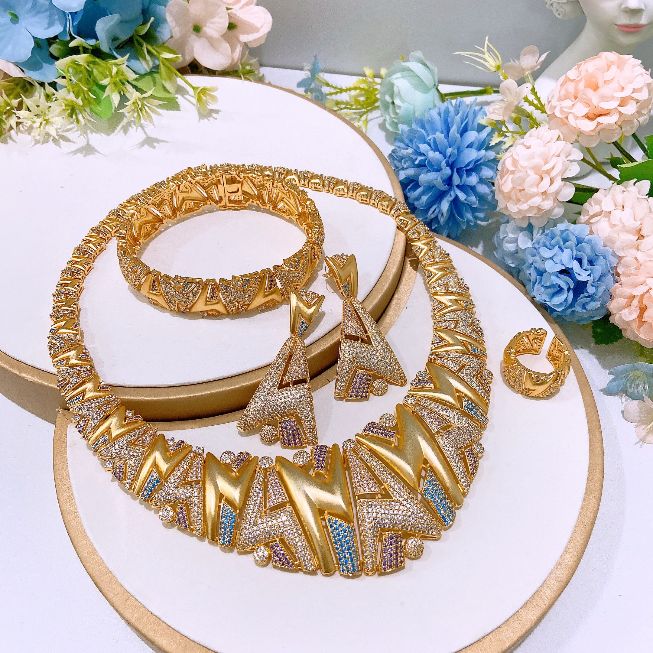 Dubai Jewelry New Diamond Luxury African Jewelry Set, Full Diamond High End Necklace Earrings Rings Bracelets Suitable for Women's Wedding Parties Zircon Crystal Dubai Bridal Necklace Gifts