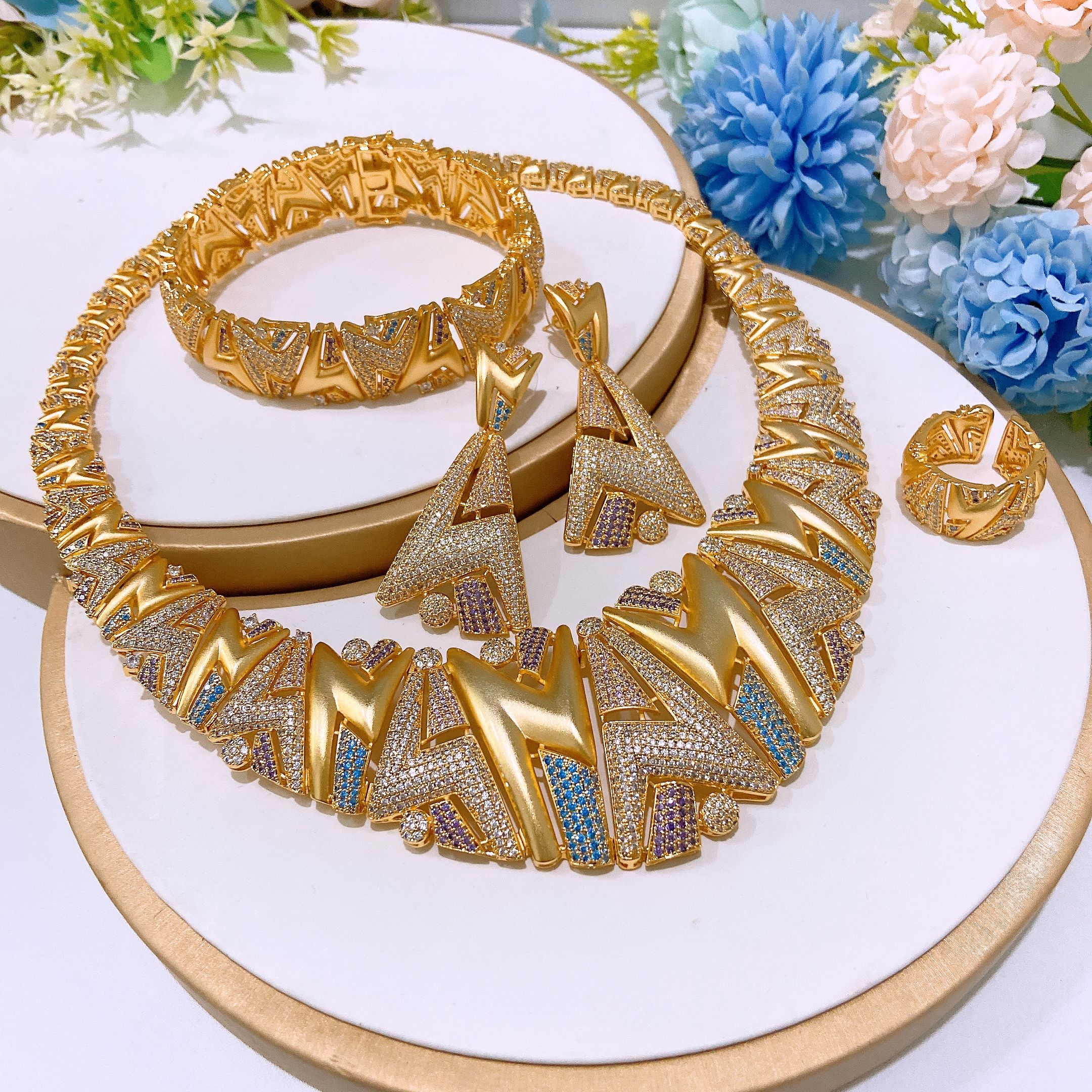 Dubai Jewelry New Diamond Luxury African Jewelry Set, Full Diamond High End Necklace Earrings Rings Bracelets Suitable for Women's Wedding Parties Zircon Crystal Dubai Bridal Necklace Gifts