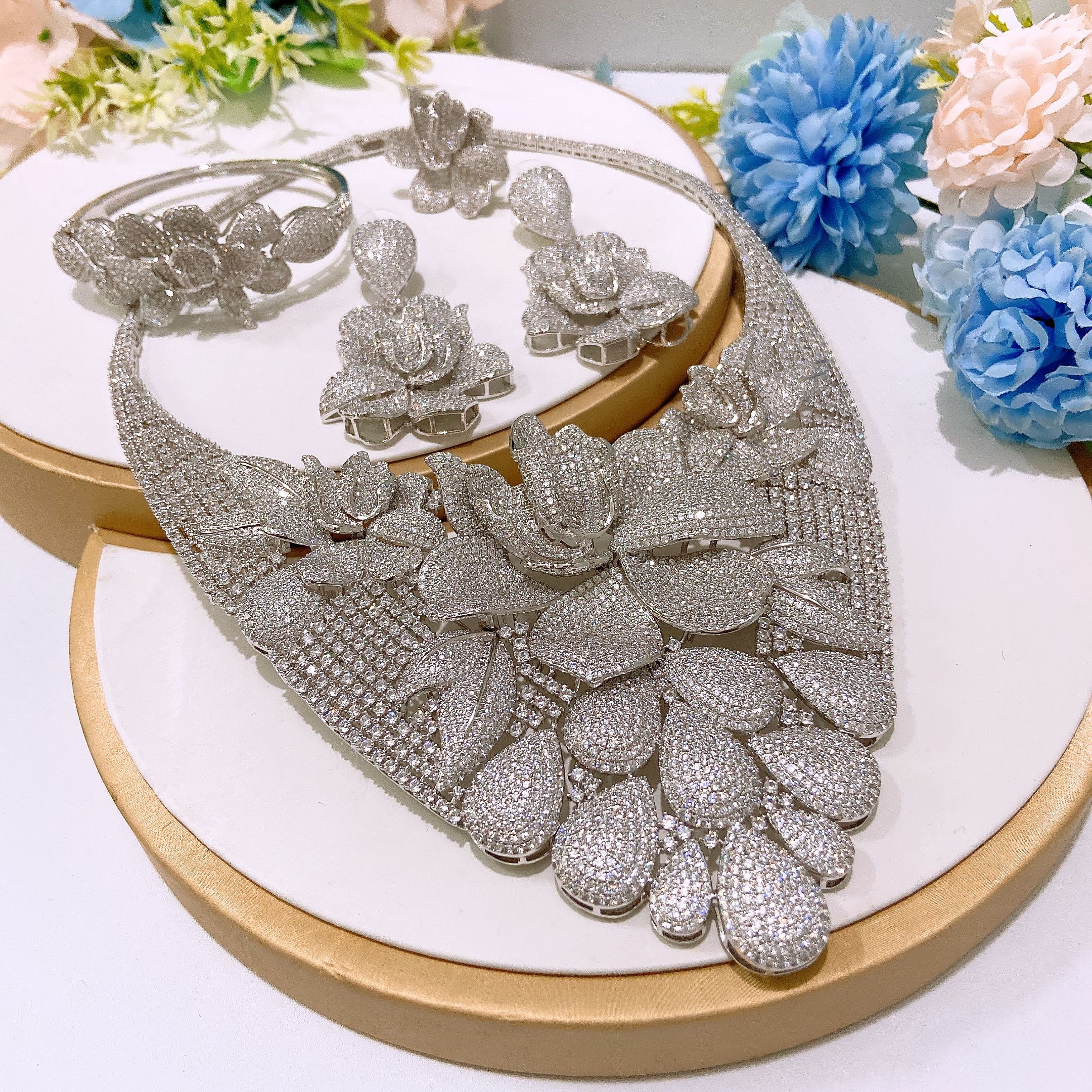 Dubai Jewelry New Luxury Diamond Necklace, Earrings, Rings, Bracelets 4-piece Jewelry Set, High end Diamonds Suitable for Women's Wedding Parties, Dubai Bridal Luxury Accessories
