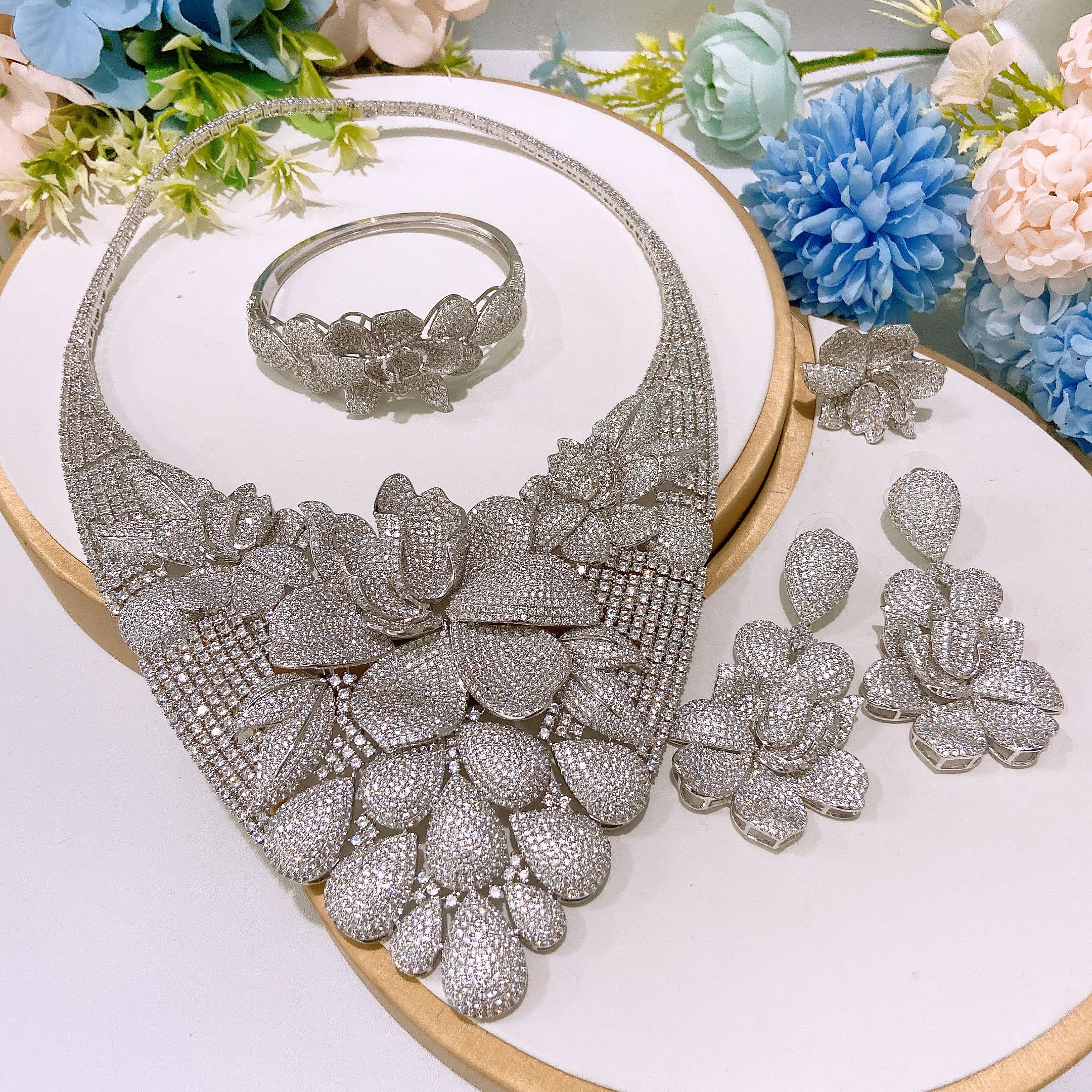 Dubai Jewelry New Luxury Diamond Necklace, Earrings, Rings, Bracelets 4-piece Jewelry Set, High end Diamonds Suitable for Women's Wedding Parties, Dubai Bridal Luxury Accessories
