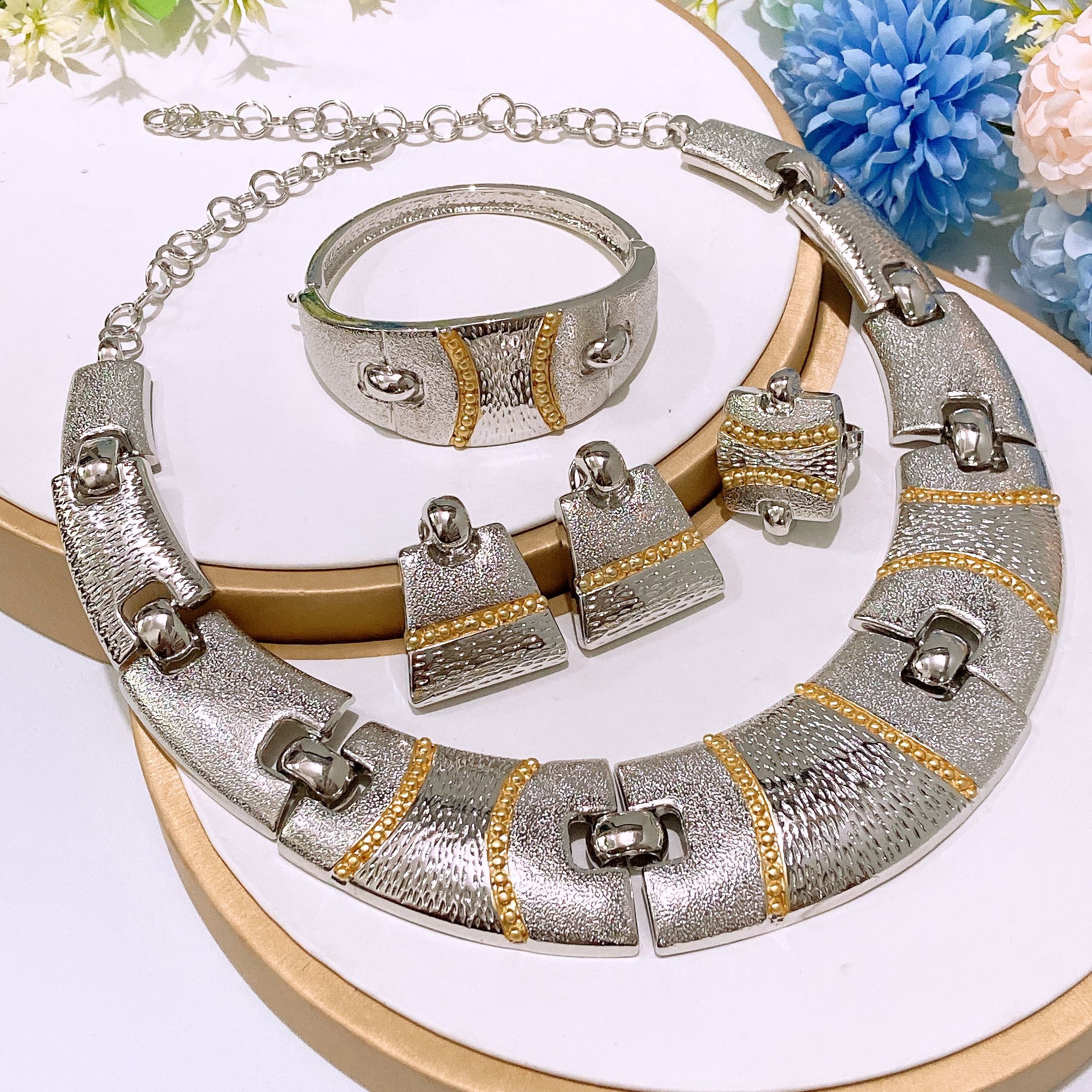 Fashion Jewelry 4-piece Jewelry Set Pendant Open Bracelet Adjustable Ring Daily Wear Jewelry Holiday Gift Jewelry 4-piece Set Necklace Earrings Bracelet Dubai Women's Jewelry