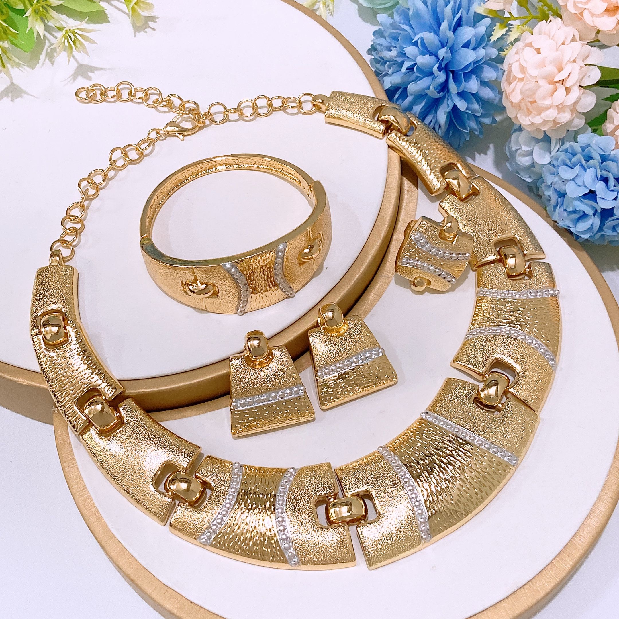 Fashion Jewelry 4-piece Jewelry Set Pendant Open Bracelet Adjustable Ring Daily Wear Jewelry Holiday Gift Jewelry 4-piece Set Necklace Earrings Bracelet Dubai Women's Jewelry