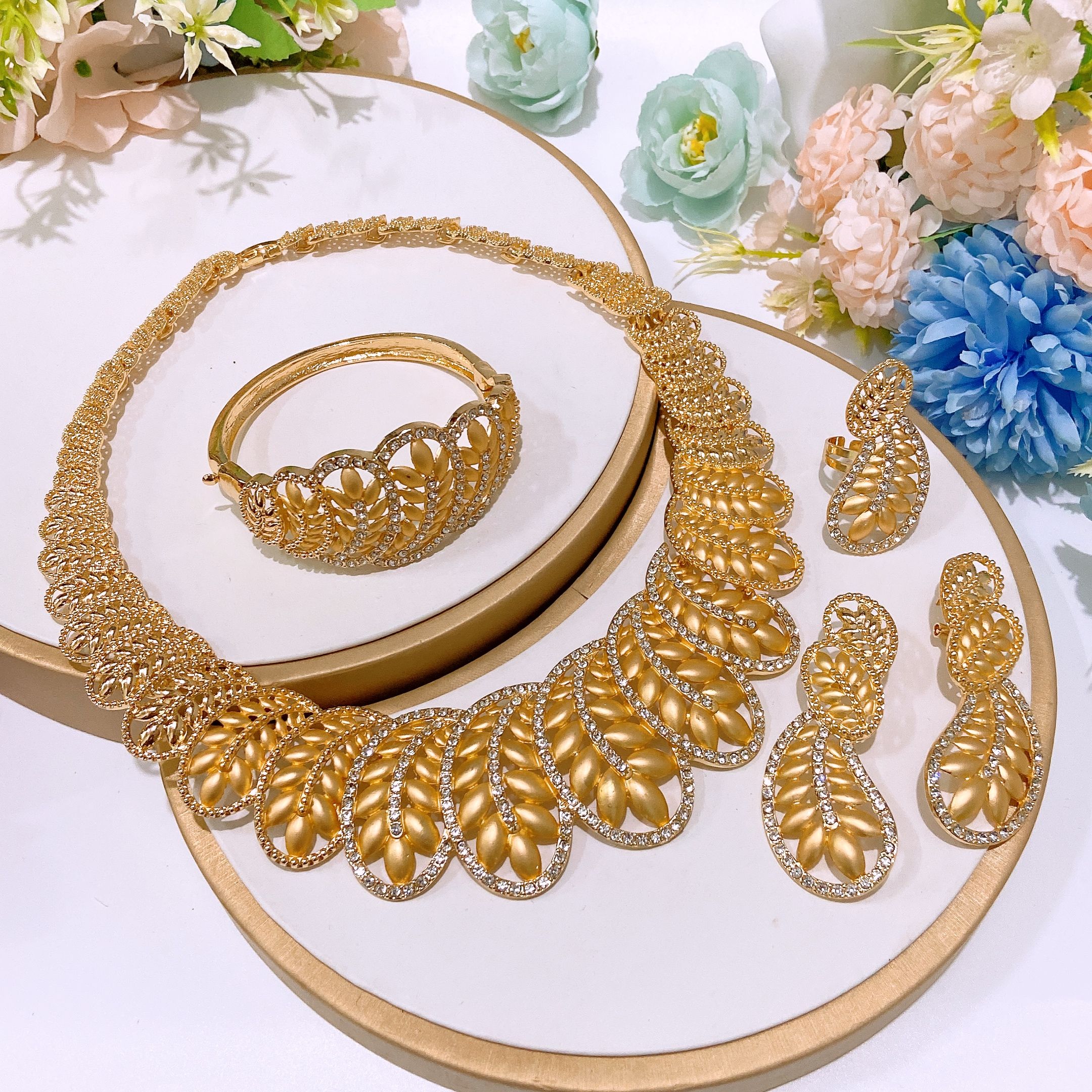 Fashion Jewelry 4-piece Jewelry Set Pendant Open Bracelet Adjustable Ring Daily Wear Jewelry Holiday Gift Jewelry 4-piece Set Necklace Earrings Bracelet Dubai Women's Jewelry