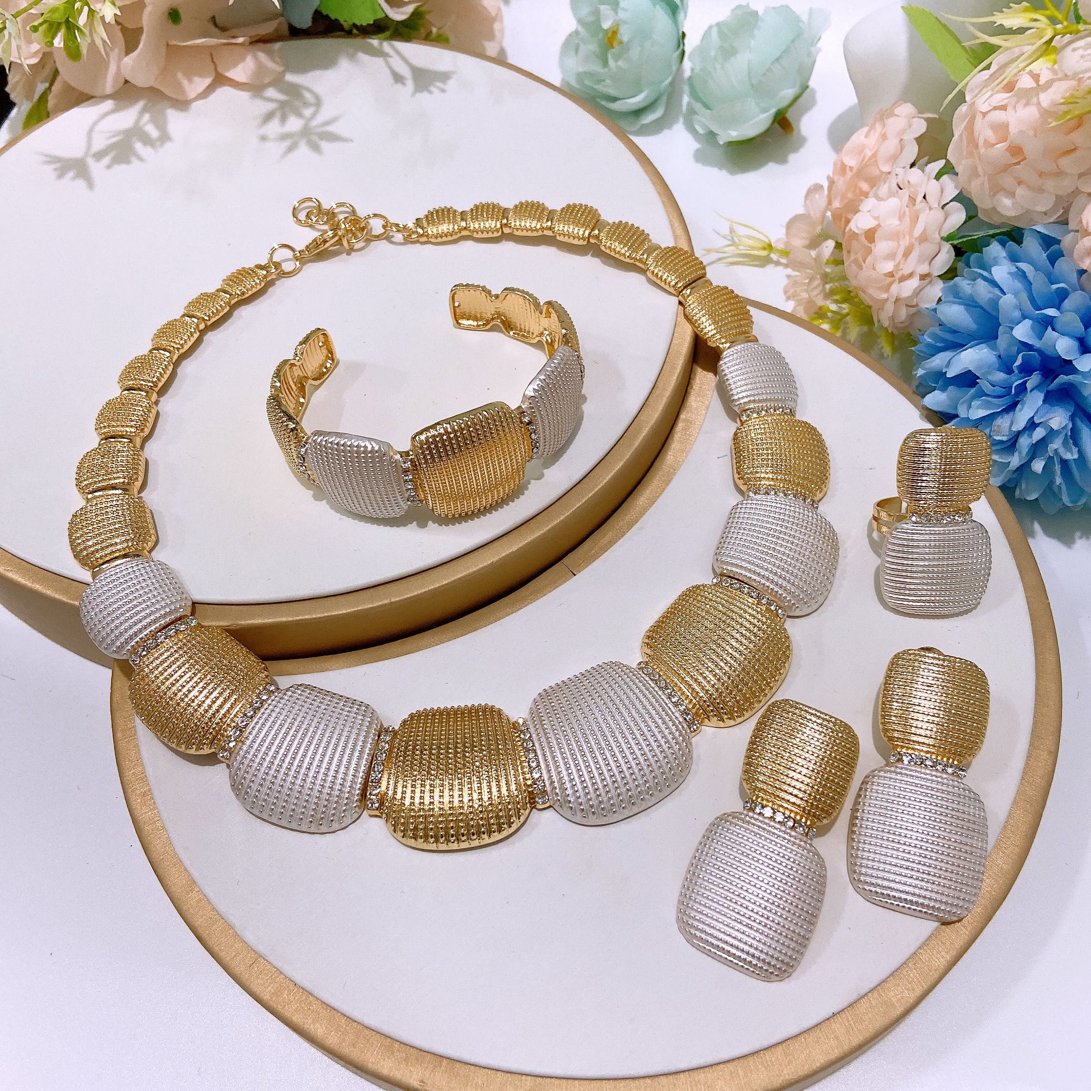 Fashion Jewelry 4-piece Jewelry Set Pendant Open Bracelet Adjustable Ring Daily Wear Jewelry Holiday Gift Jewelry 4-piece Set Necklace Earrings Bracelet Dubai Women's Jewelry