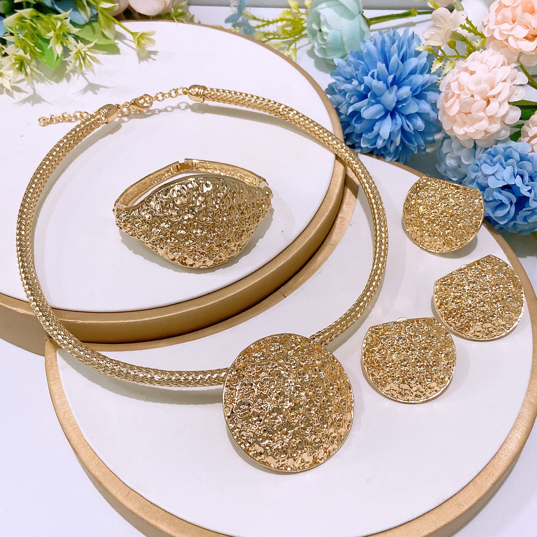 Fashion Jewelry 4-piece Set Jewelry Pendant Open Bracelet Adjustable Ring Daily Wearing Necklace Small Flower Design Holiday Gift Jewelry 4-piece Set Necklace Earrings Bracelet Dubai Women's Jewelry