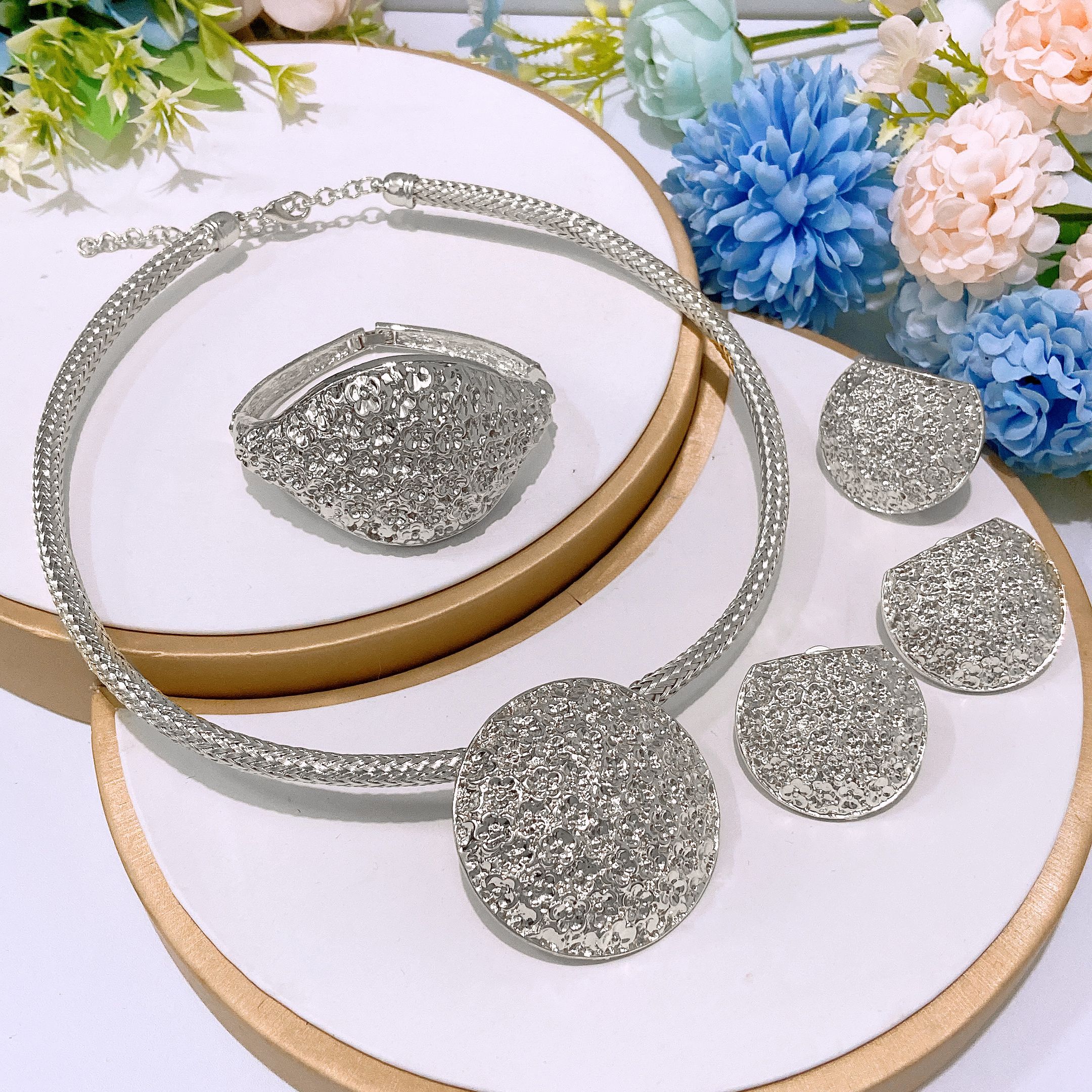 Fashion Jewelry 4-piece Set Jewelry Pendant Open Bracelet Adjustable Ring Daily Wearing Necklace Small Flower Design Holiday Gift Jewelry 4-piece Set Necklace Earrings Bracelet Dubai Women's Jewelry