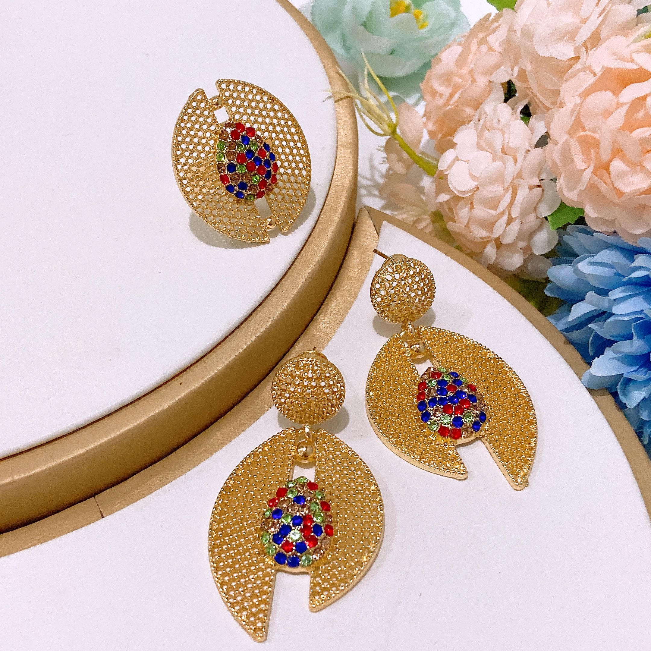 Fashion Jewelry 4-piece Set Jewelry Pendant Open Bracelet Adjustable Ring Daily Wear Jewelry Colored Diamond Necklace Holiday Gift Jewelry 4-piece Set Necklace Earrings Bracelet Dubai Women's Jewelry