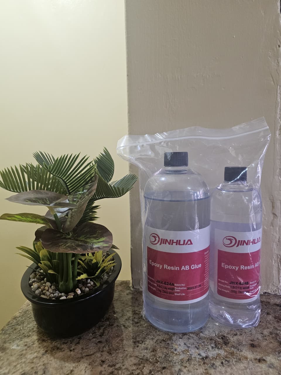 Crystal Clear Epoxy resin for craft. 1kg resin and 0.5kg Hardener for 2:1 ratio deep and shallow pours