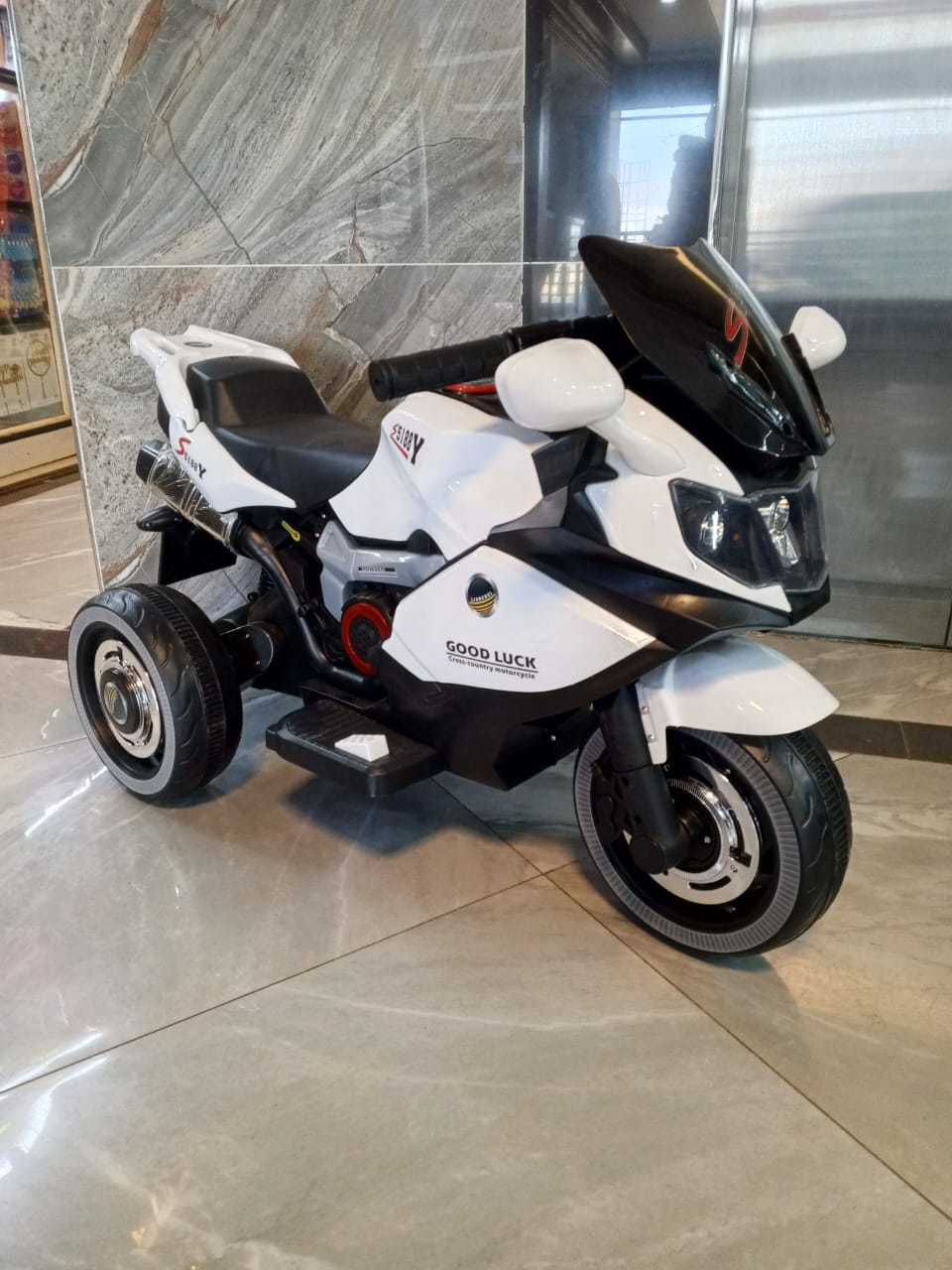 Kids electric ride on motorbike 
Suitable for kids age 2 to 4yrs 
6volt rechargable battery 
LED lights 
Adapter charger included