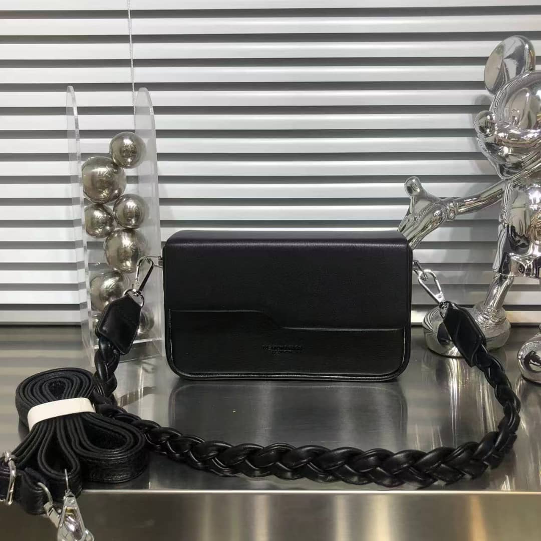 [🟡 REGULAR OFFER 🟡 !!! ] Single  Classy Affordable Brand New Stylish and Luxurious Elegant Fashionable Ladies Handbags At an Exclusive And Enticing Offer✨👌Desiring To Serve The Best Experience