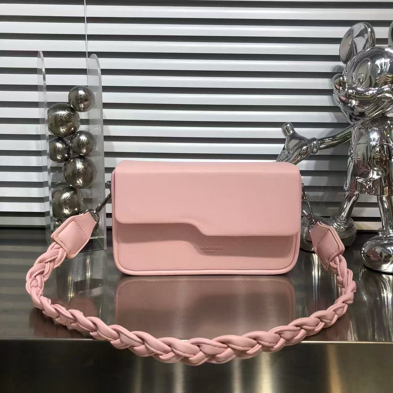 [🟡 REGULAR OFFER 🟡 !!! ] Single  Classy Affordable Brand New Stylish and Luxurious Elegant Fashionable Ladies Handbags At an Exclusive And Enticing Offer✨👌Desiring To Serve The Best Experience