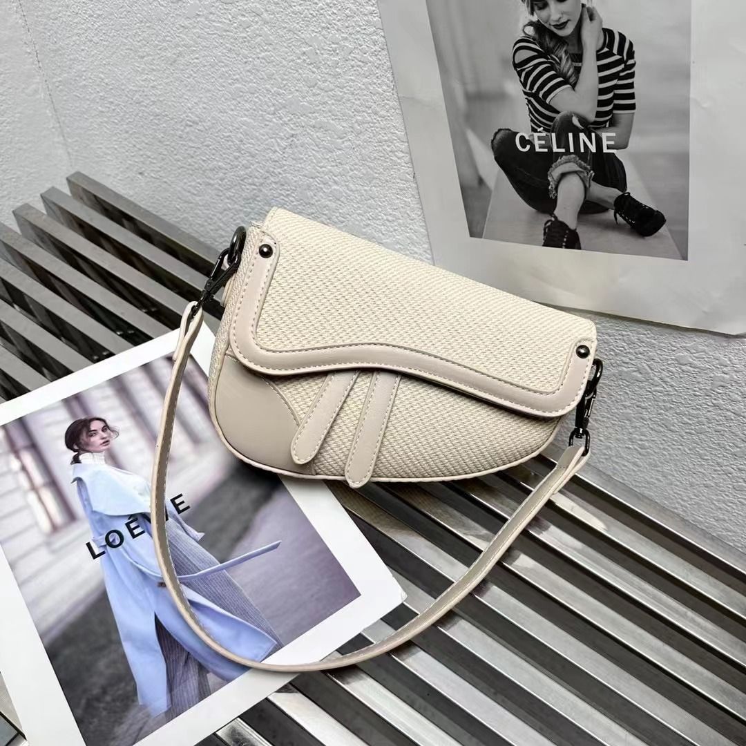 [🌟 PREMIUM OFFER 🌟 !!! ] Single  Classy Affordable Brand New Stylish and Luxurious Elegant Fashionable Ladies Handbag At an Exclusive And Enticing Offer✨👌Desiring To Serve The Best Experience