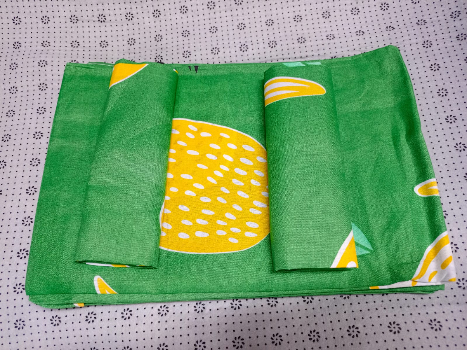 [ CLASSY NEW ARRIVALS 🤩🤩✨ !!! ] 🔅🔅🔅 4 pc Size 4X6 " Classy Brand New Very High Quality Stylish and Luxurious Bedsheets Set With ✨2 pcs bedsheets and ✨2 pcs pillow cases