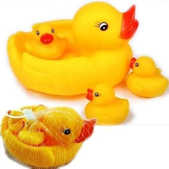 Cute Yellow Duck Family Set Baby Bathing Toys Pack of 4 Yellow Rubber Squeaky Lovely Ducklings